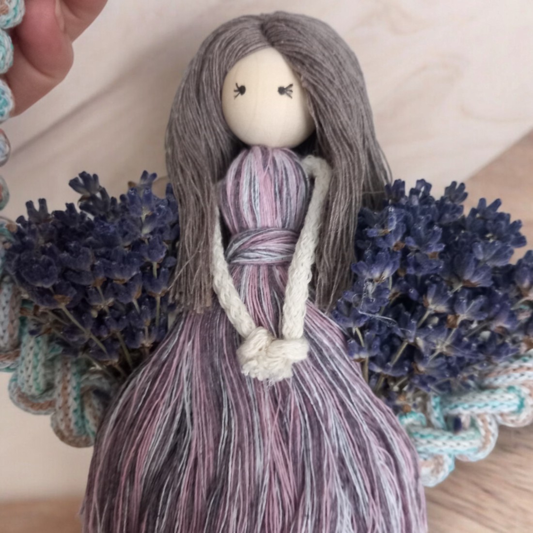 Păpușă Lavender Macramé - Organ în rochie Tabby, decor vintage pe cerc -  - Artynos.ro