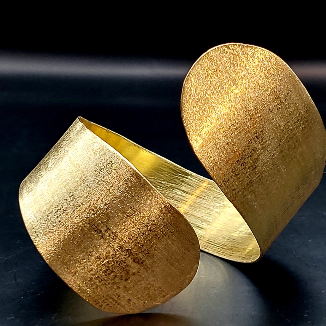 Brățară largă minimalistă din alamă -  - Artynos.ro Brățară largă minimalistă din alamă -  - Artynos.ro