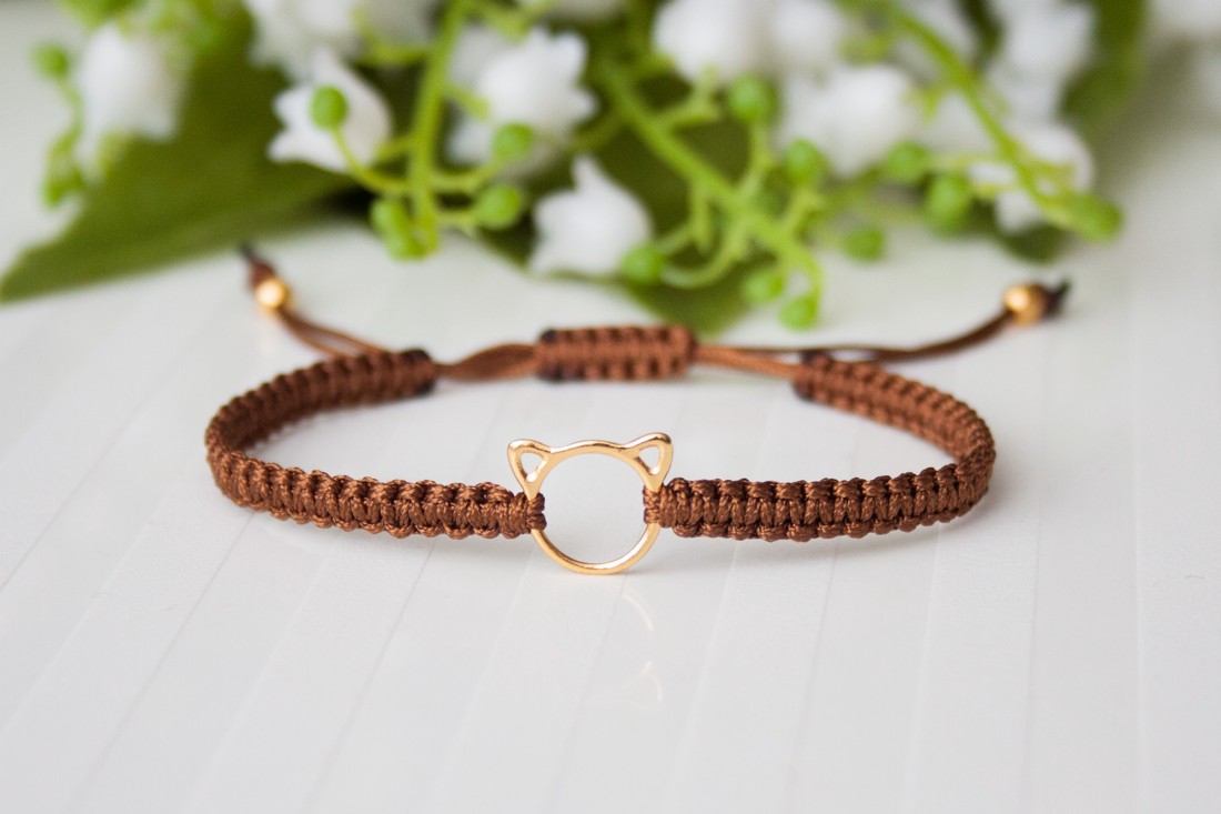 Brățară macramé împletită - Brown cat - - Artynos.ro Brățară macramé împletită - Brown cat - - Artynos.ro