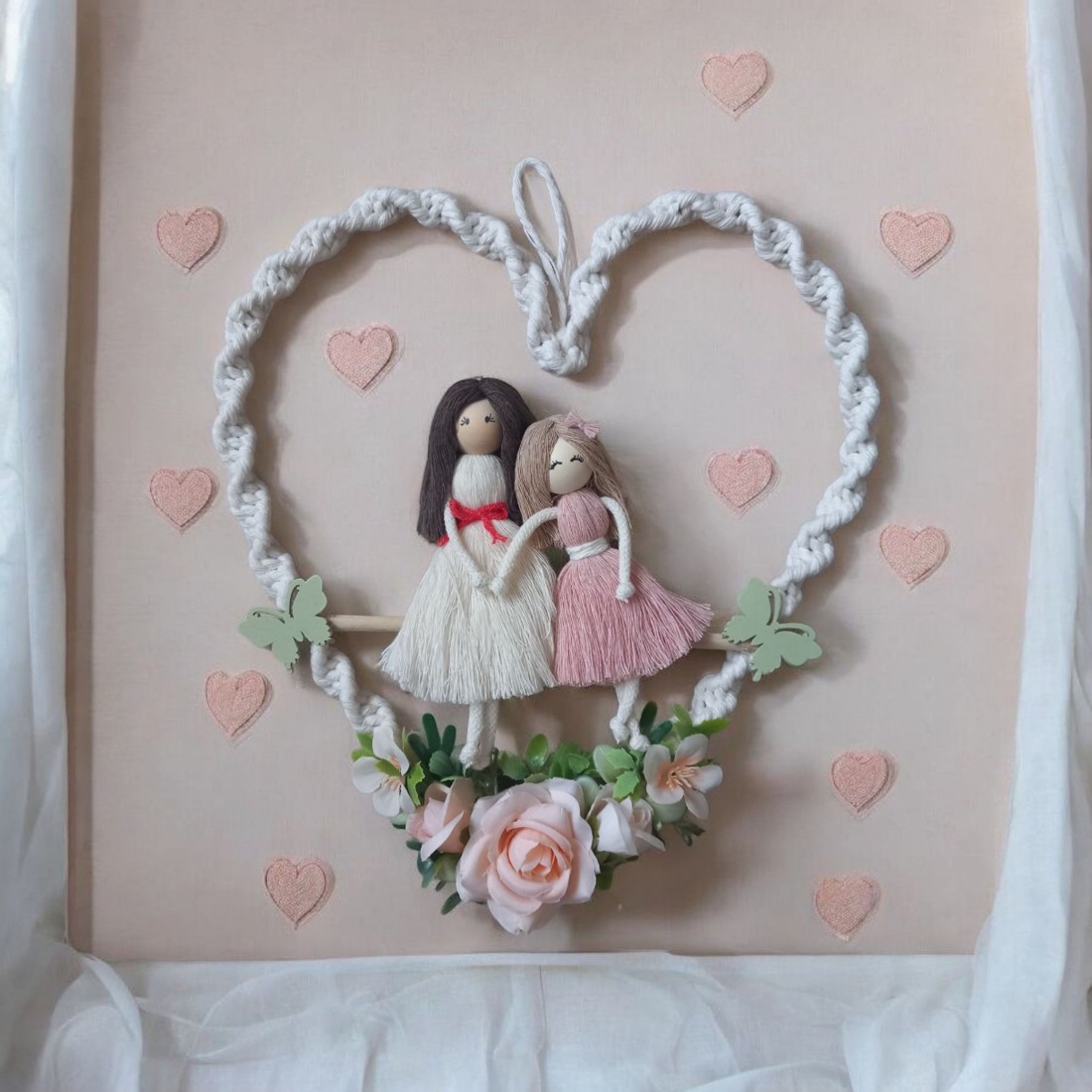 Makramé Cadou sincer de Ziua Mamei - mamă și fiică cu decor de flori de piersic -  - Artynos.ro