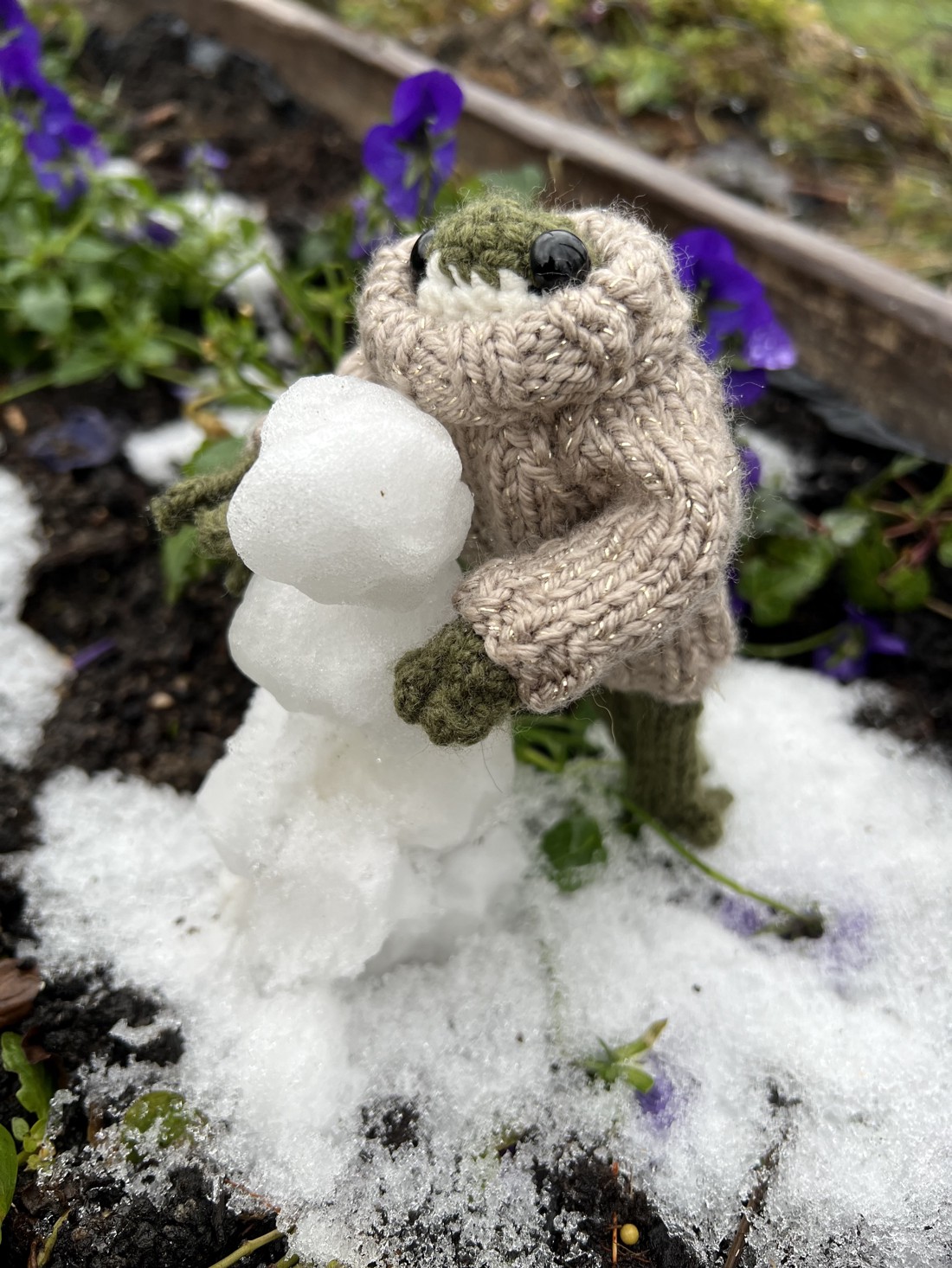 Fată broască tricotată manual în pulover strălucitor, 13 cm - jucării și echipamente pentru copii - plușuri - broască de pluș - Artynos.ro