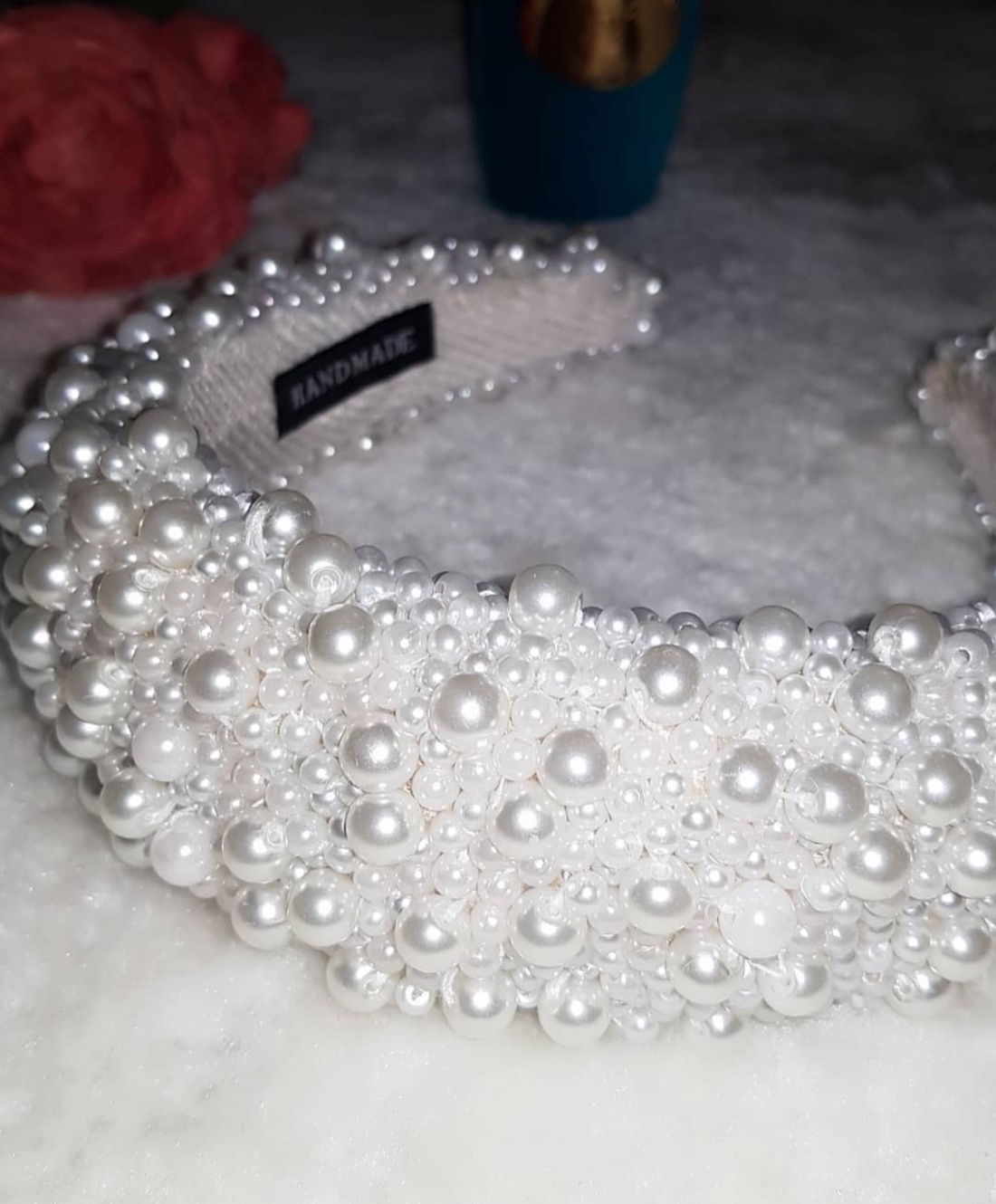 Bentita cu perle cusute manual - accesorii nuntă - ornamente de păr de nuntă - coroană de cap mireasă - Artynos.ro Bentita cu perle cusute manual - accesorii nuntă - ornamente de păr de nuntă - coroană de cap mireasă - Artynos.ro