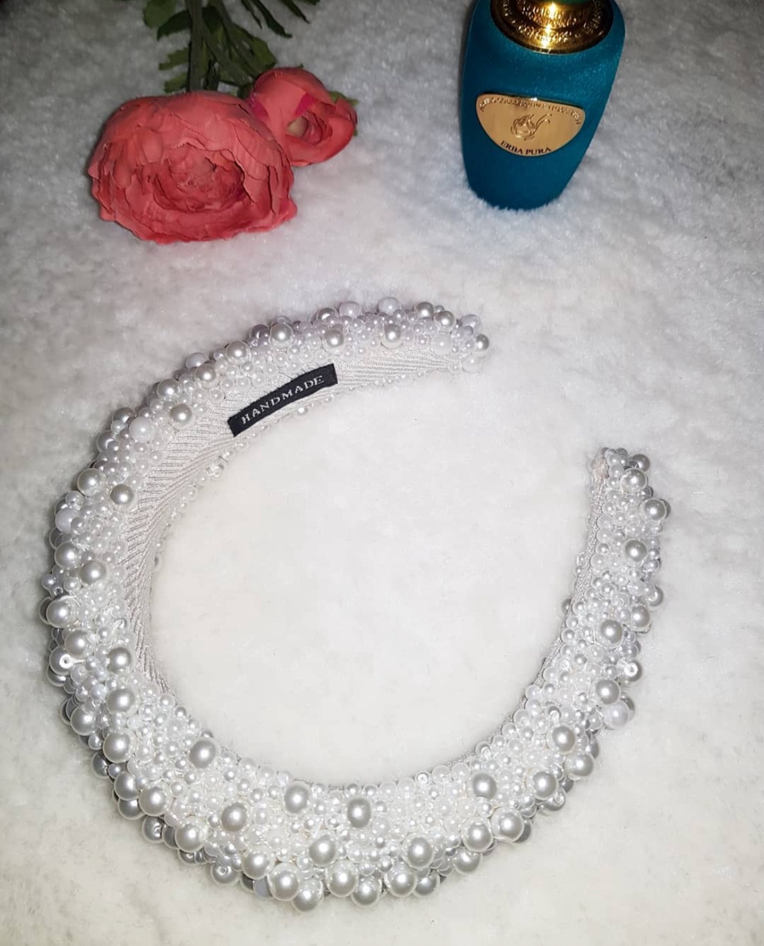 Bentita cu perle cusute manual - accesorii nuntă - ornamente de păr de nuntă - coroană de cap mireasă - Artynos.ro Bentita cu perle cusute manual - accesorii nuntă - ornamente de păr de nuntă - coroană de cap mireasă - Artynos.ro