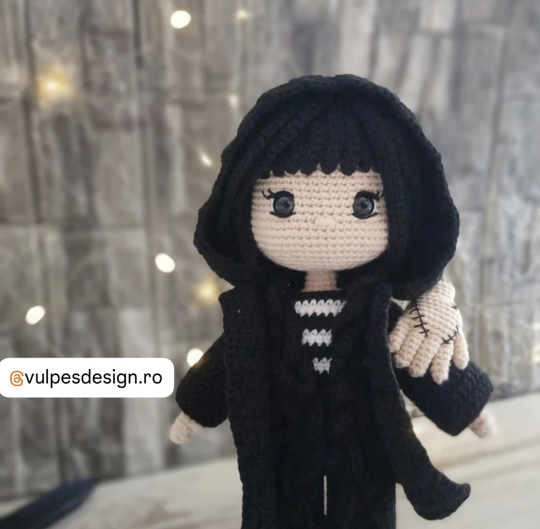 Papusa crosetata Wednesday Addams - jucării și echipamente pentru copii - plușuri - păpușă croșetată, păpușă de pluș - Artynos.ro Papusa crosetata Wednesday Addams - jucării și echipamente pentru copii - plușuri - păpușă croșetată, păpușă de pluș - Artynos.ro