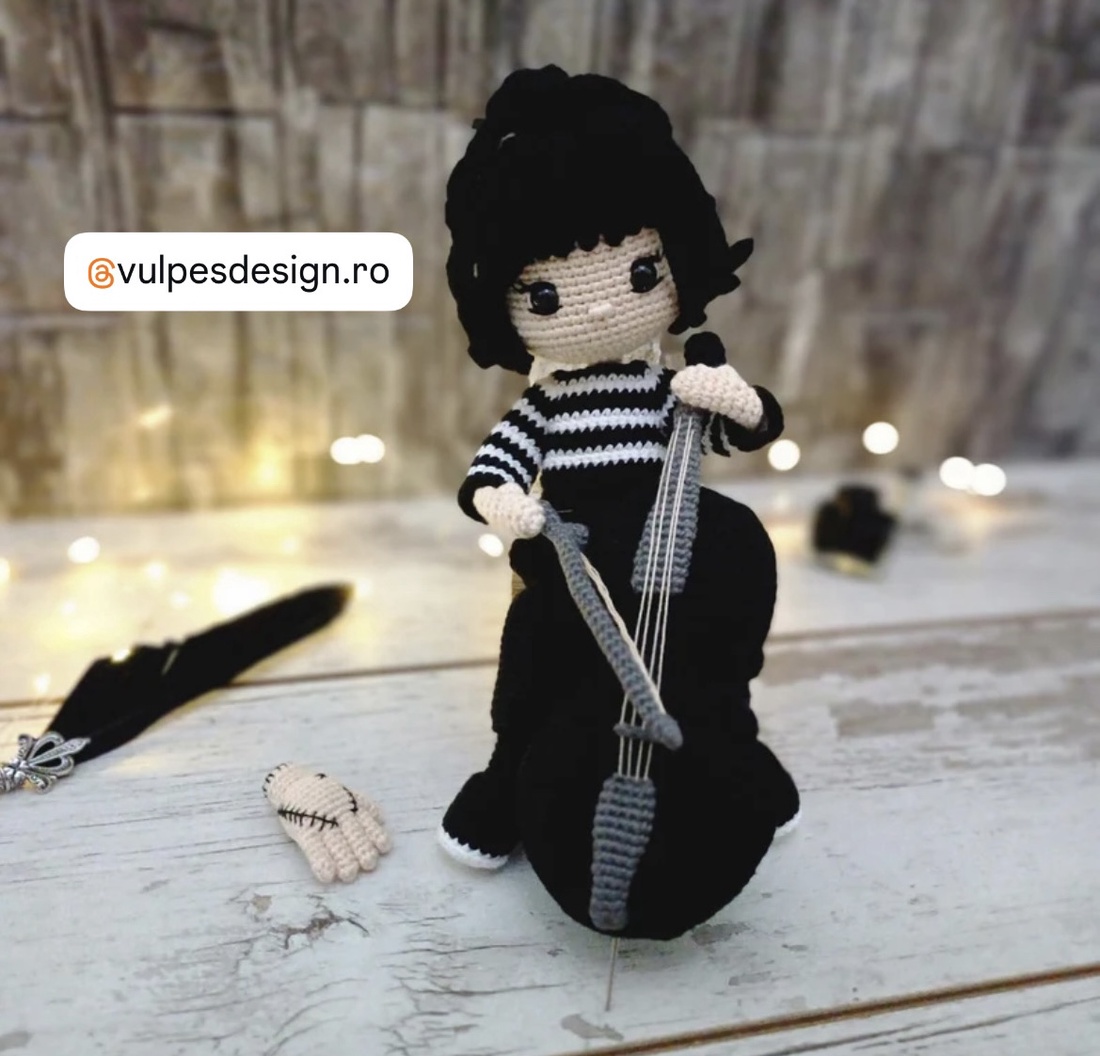 Papusa crosetata Wednesday Addams - jucării și echipamente pentru copii - plușuri - păpușă croșetată, păpușă de pluș - Artynos.ro Papusa crosetata Wednesday Addams - jucării și echipamente pentru copii - plușuri - păpușă croșetată, păpușă de pluș - Artynos.ro