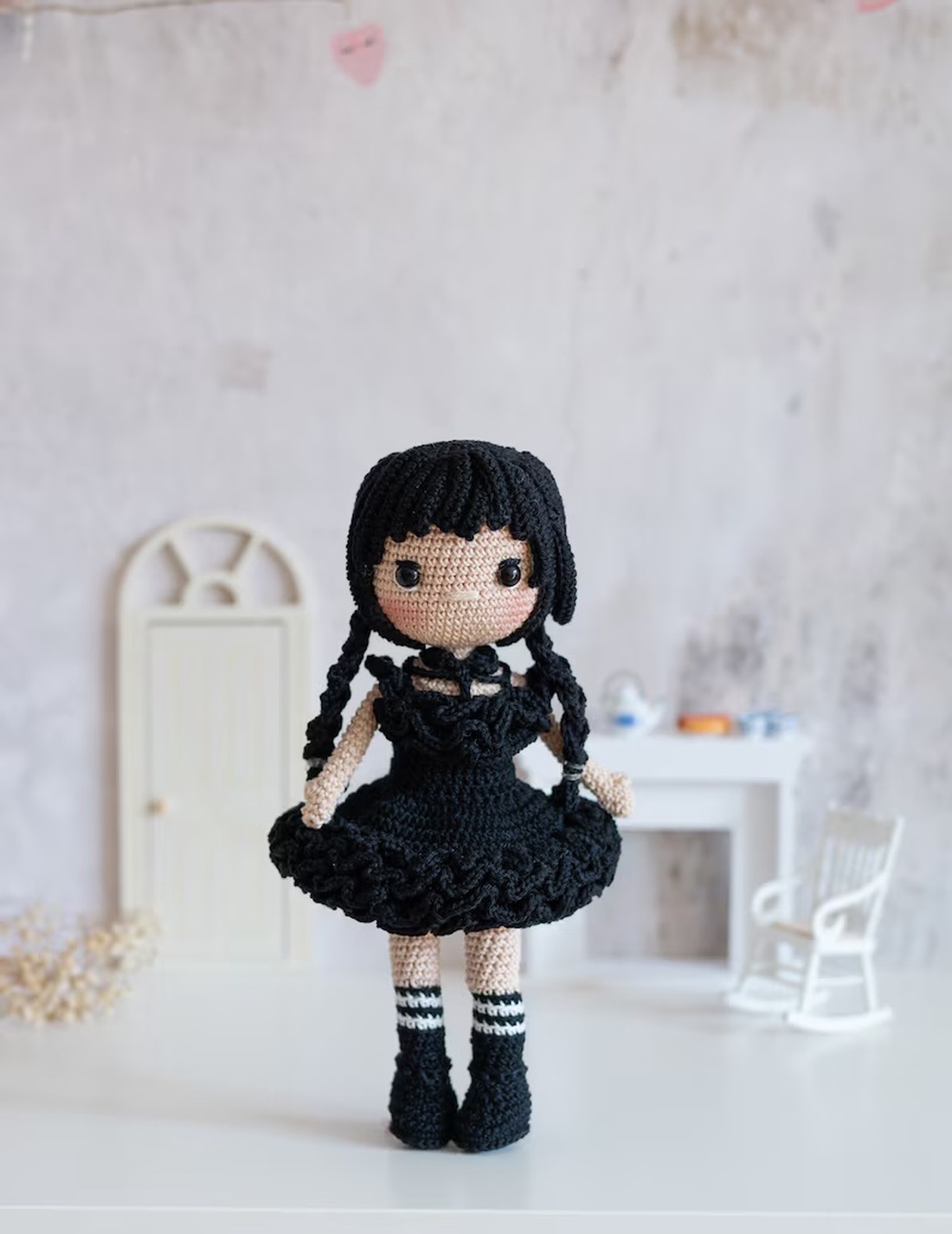 Papusa crosetata Wednesday Addams - jucării și echipamente pentru copii - plușuri - păpușă croșetată, păpușă de pluș - Artynos.ro