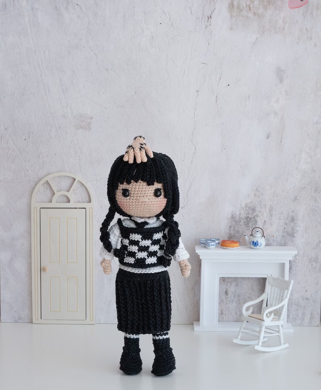 Papusa crosetata Wednesday Addams - jucării și echipamente pentru copii - plușuri - păpușă croșetată, păpușă de pluș - Artynos.ro