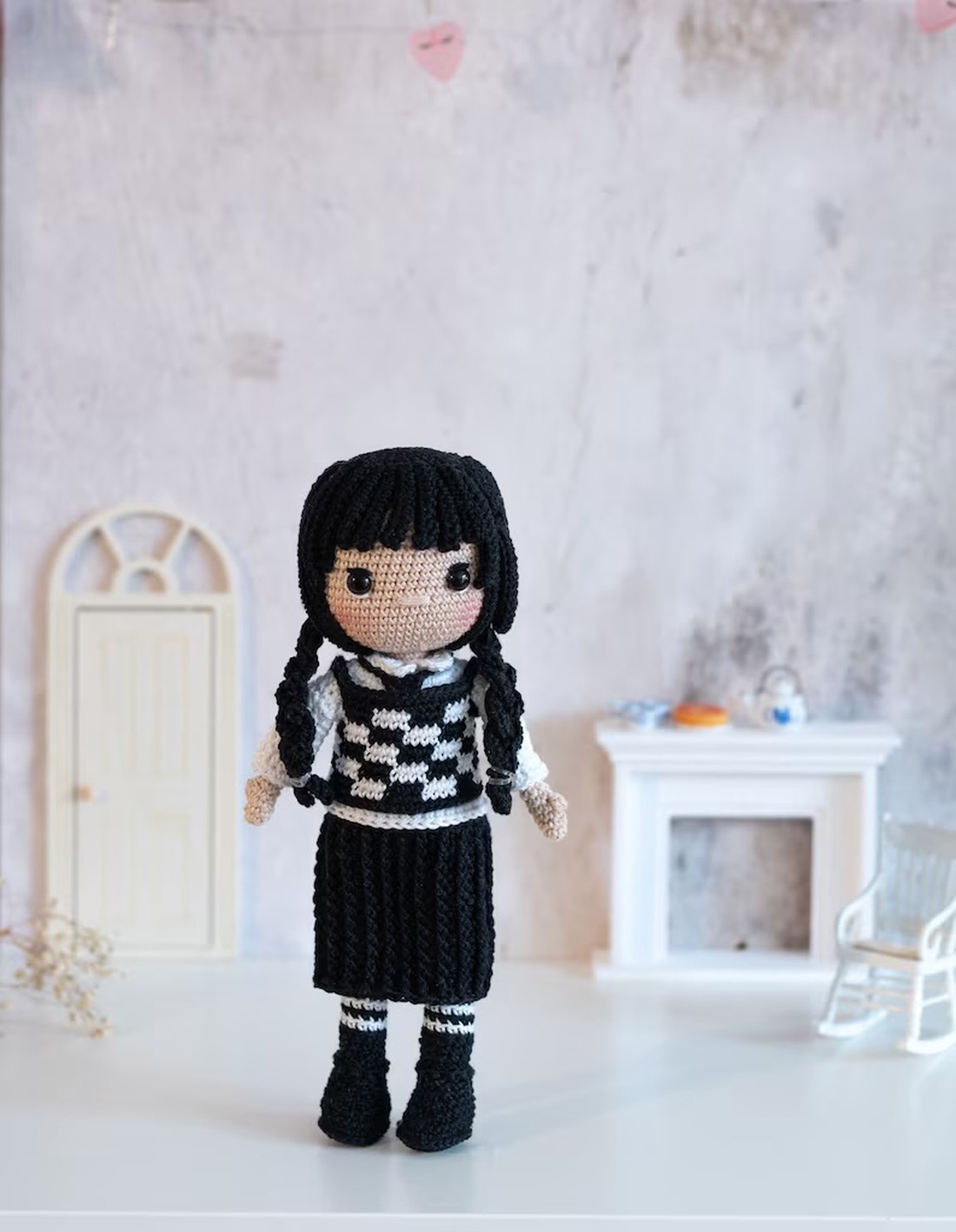Papusa crosetata Wednesday Addams - jucării și echipamente pentru copii - plușuri - păpușă croșetată, păpușă de pluș - Artynos.ro