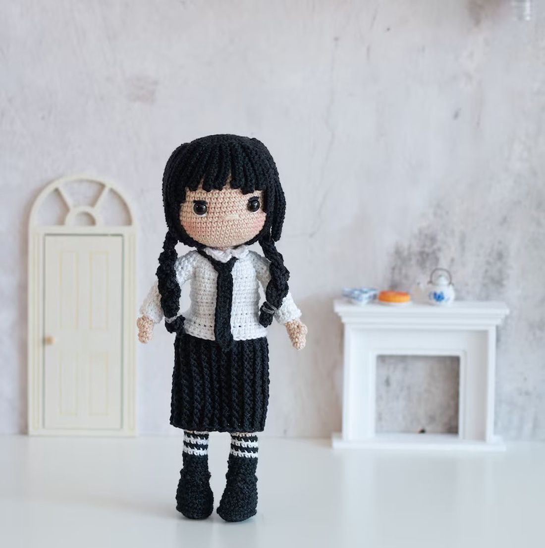 Papusa crosetata Wednesday Addams - jucării și echipamente pentru copii - plușuri - păpușă croșetată, păpușă de pluș - Artynos.ro