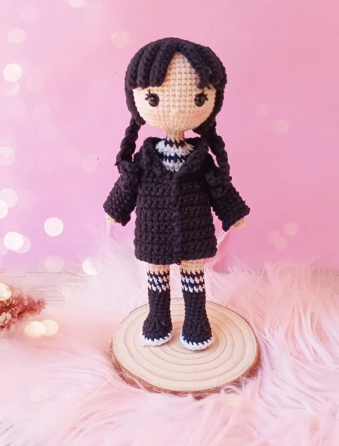 Papusa crosetata Wednesday Addams - jucării și echipamente pentru copii - plușuri - păpușă croșetată, păpușă de pluș - Artynos.ro
