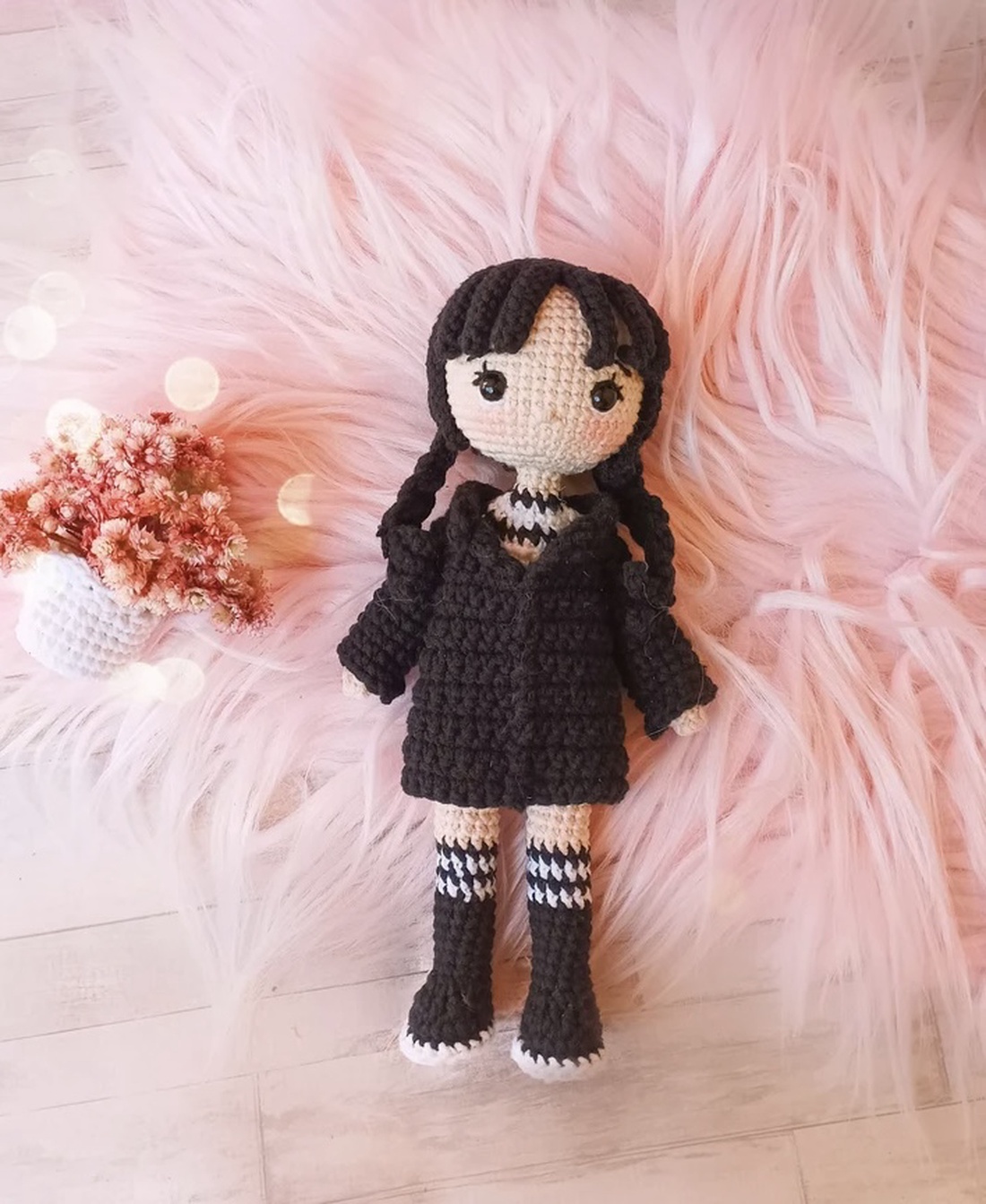 Papusa crosetata Wednesday Addams - jucării și echipamente pentru copii - plușuri - păpușă croșetată, păpușă de pluș - Artynos.ro