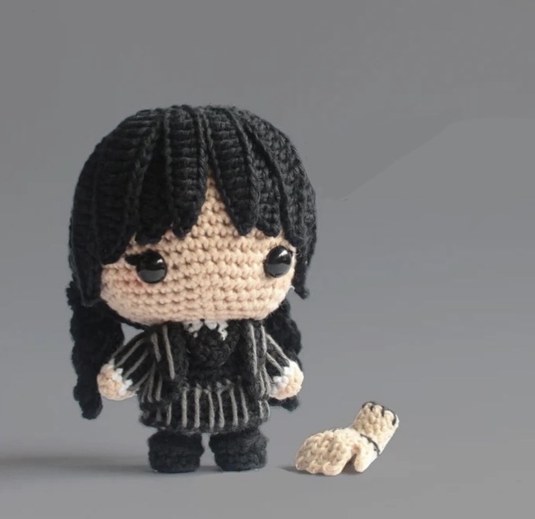 Papusa crosetata Wednesday Addams - jucării și echipamente pentru copii - plușuri - păpușă croșetată, păpușă de pluș - Artynos.ro Papusa crosetata Wednesday Addams - jucării și echipamente pentru copii - plușuri - păpușă croșetată, păpușă de pluș - Artynos.ro