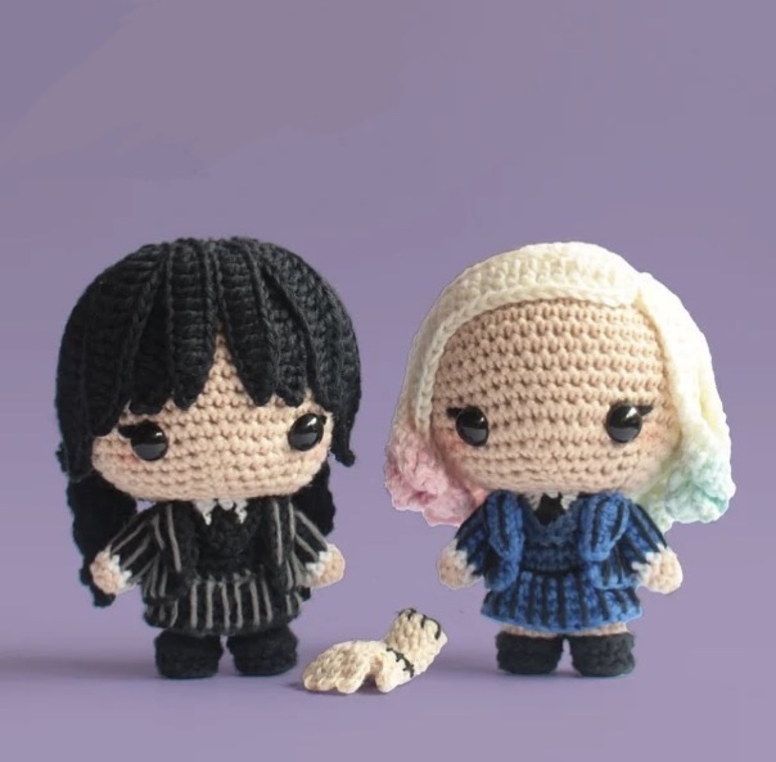 Papusa crosetata Wednesday Addams - jucării și echipamente pentru copii - plușuri - păpușă croșetată, păpușă de pluș - Artynos.ro Papusa crosetata Wednesday Addams - jucării și echipamente pentru copii - plușuri - păpușă croșetată, păpușă de pluș - Artynos.ro