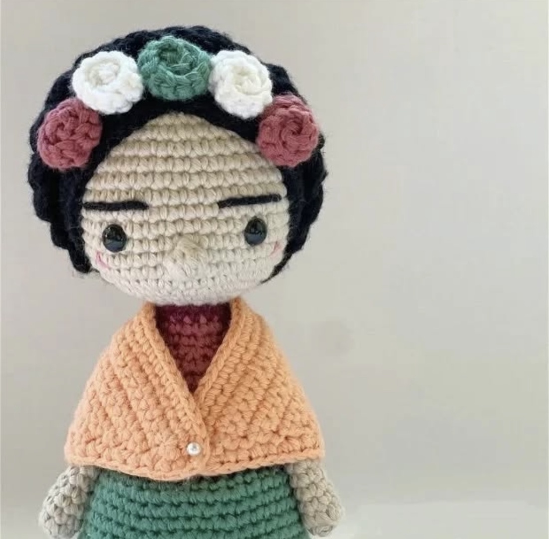 Papusa crosetata Frida Kahlo - jucării și echipamente pentru copii - plușuri - păpușă croșetată, păpușă de pluș - Artynos.ro Papusa crosetata Frida Kahlo - jucării și echipamente pentru copii - plușuri - păpușă croșetată, păpușă de pluș - Artynos.ro
