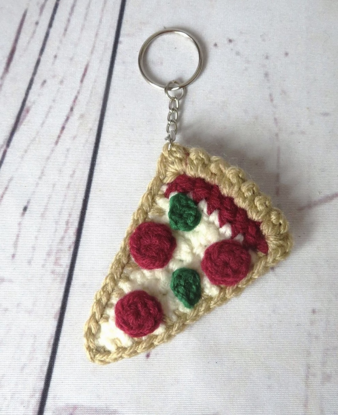 Breloc crosetat pizza - geantă și husă - accesorii genți - breloc - Artynos.ro Breloc crosetat pizza - geantă și husă - accesorii genți - breloc - Artynos.ro