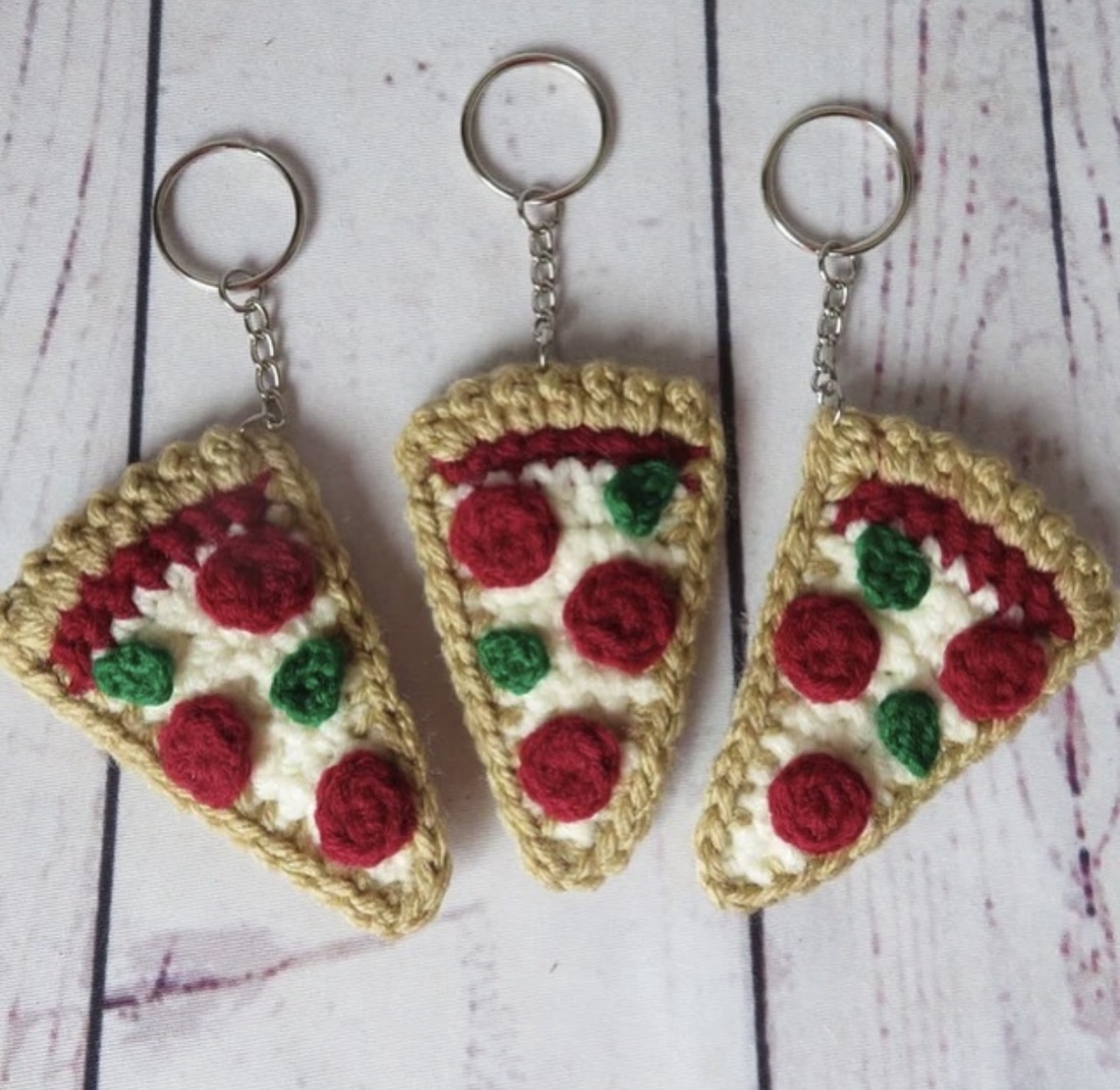 Breloc crosetat pizza - geantă și husă - accesorii genți - breloc - Artynos.ro Breloc crosetat pizza - geantă și husă - accesorii genți - breloc - Artynos.ro