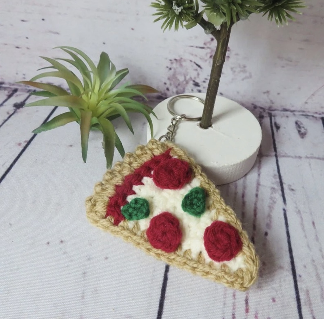Breloc crosetat pizza - geantă și husă - accesorii genți - breloc - Artynos.ro Breloc crosetat pizza - geantă și husă - accesorii genți - breloc - Artynos.ro