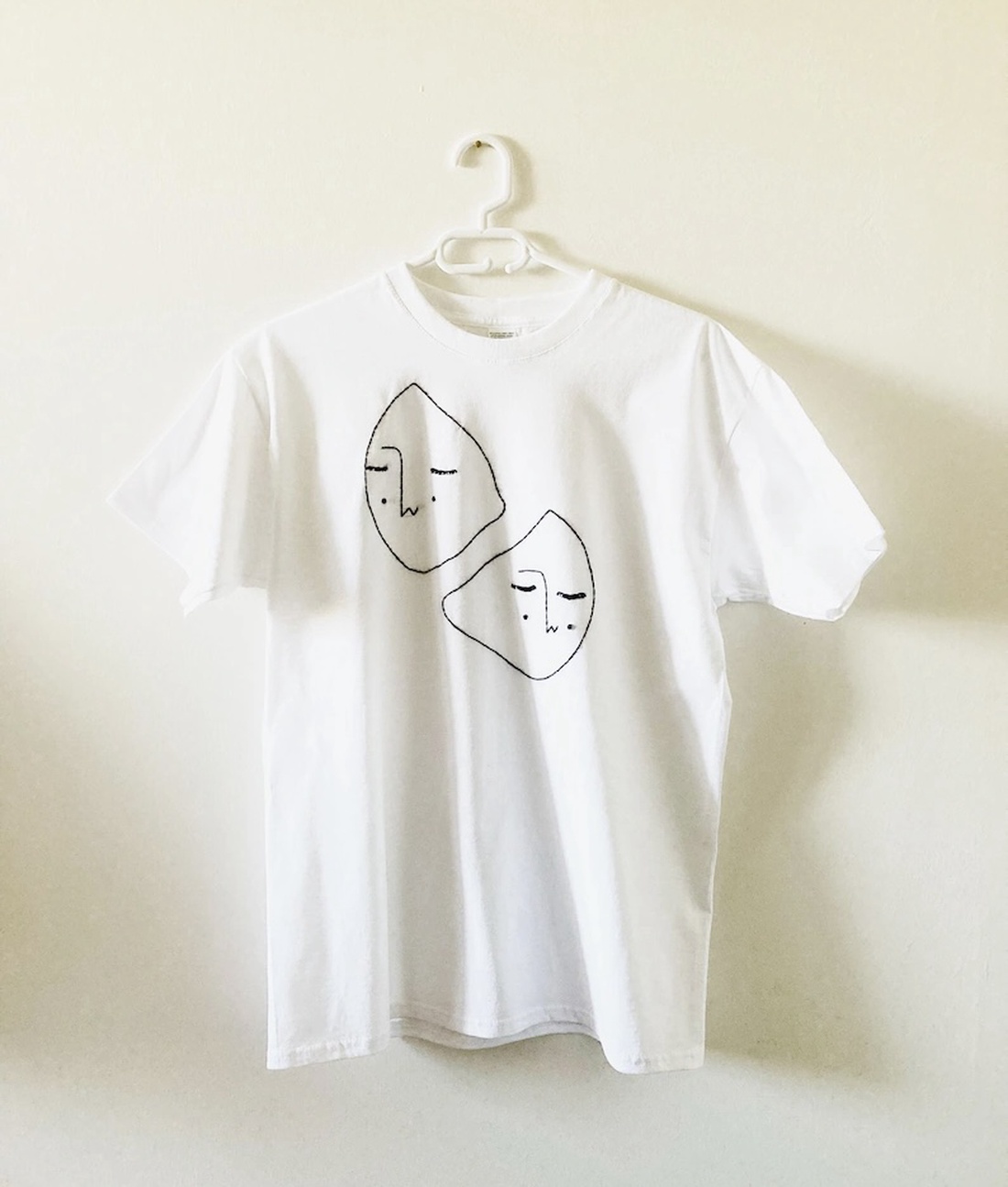 Tricou unisex brodat manual - îmbrăcăminte și modă - haine damă - tricou și top de damă - Artynos.ro Tricou unisex brodat manual - îmbrăcăminte și modă - haine damă - tricou și top de damă - Artynos.ro