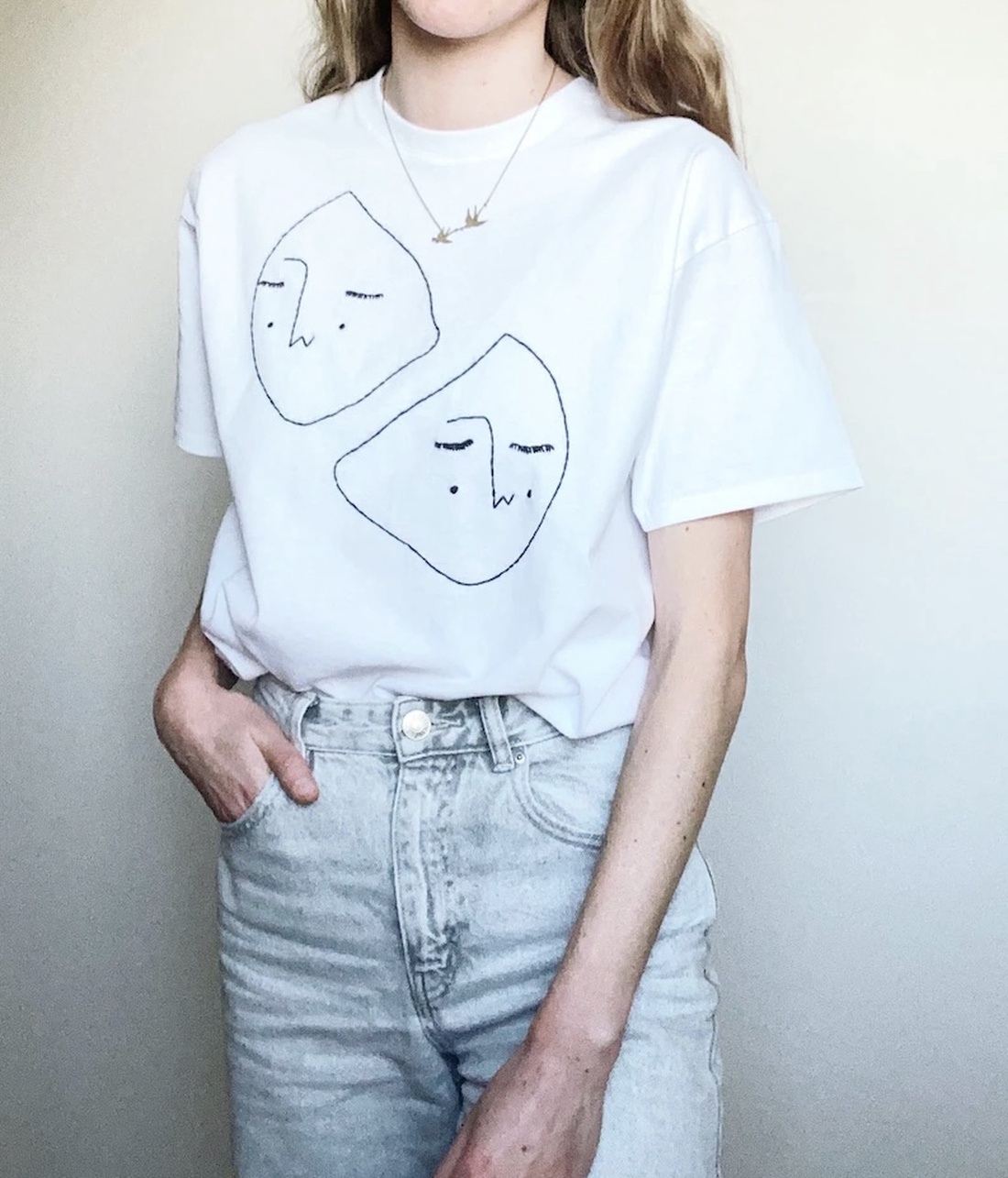 Tricou unisex brodat manual - îmbrăcăminte și modă - haine damă - tricou și top de damă - Artynos.ro Tricou unisex brodat manual - îmbrăcăminte și modă - haine damă - tricou și top de damă - Artynos.ro