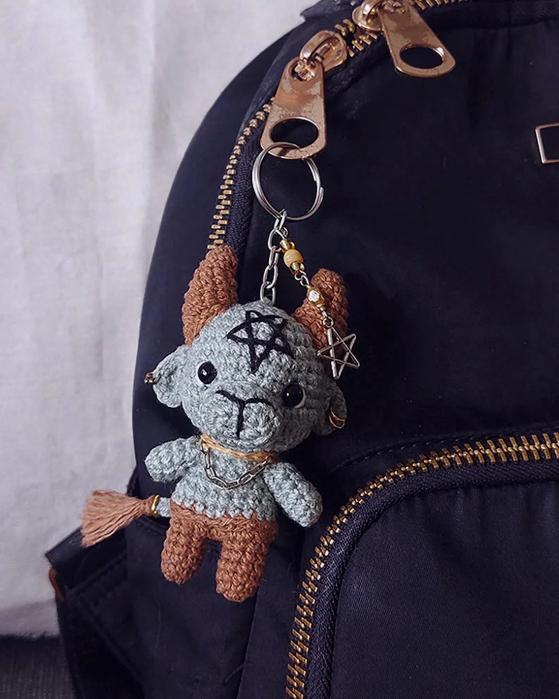 Breloc crosetat Baby Baphy - geantă și husă - accesorii genți - breloc - Artynos.ro Breloc crosetat Baby Baphy - geantă și husă - accesorii genți - breloc - Artynos.ro