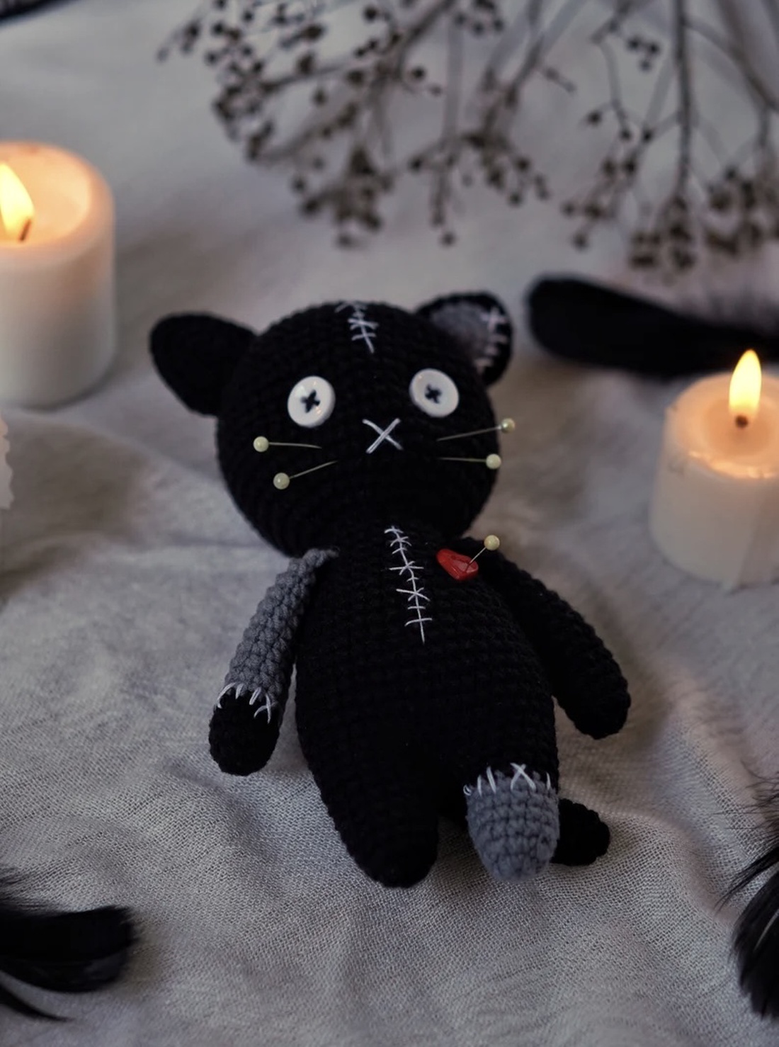 Jucarie crosetata pisicuta voodoo - jucării și echipamente pentru copii - plușuri - păpușă croșetată, păpușă de pluș - Artynos.ro Jucarie crosetata pisicuta voodoo - jucării și echipamente pentru copii - plușuri - păpușă croșetată, păpușă de pluș - Artynos.ro