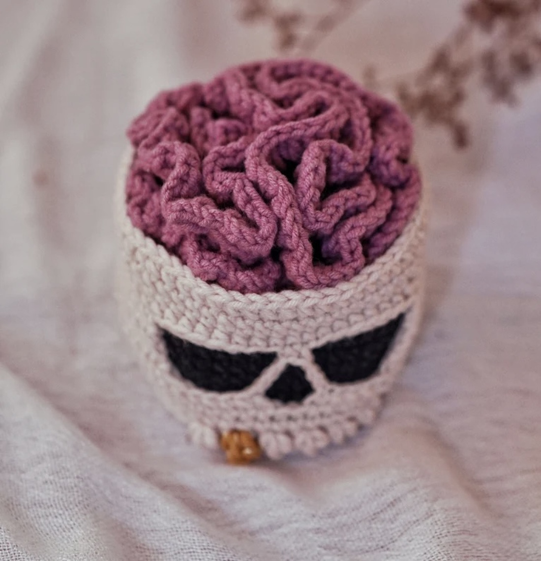Breloc crosetat Skull - geantă și husă - accesorii genți - breloc - Artynos.ro Breloc crosetat Skull - geantă și husă - accesorii genți - breloc - Artynos.ro