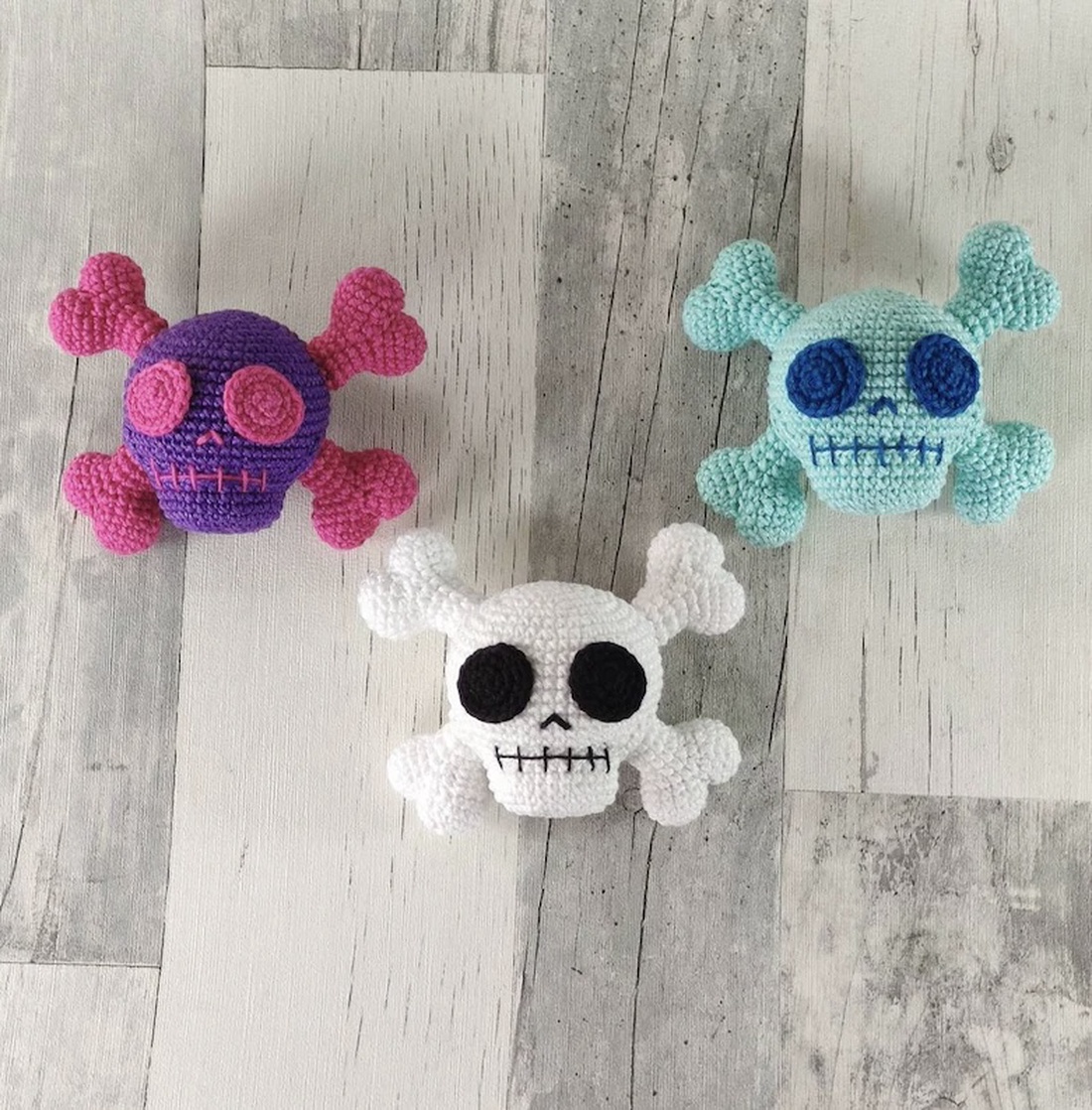 Breloc crosetat Skull - geantă și husă - accesorii genți - breloc - Artynos.ro Breloc crosetat Skull - geantă și husă - accesorii genți - breloc - Artynos.ro