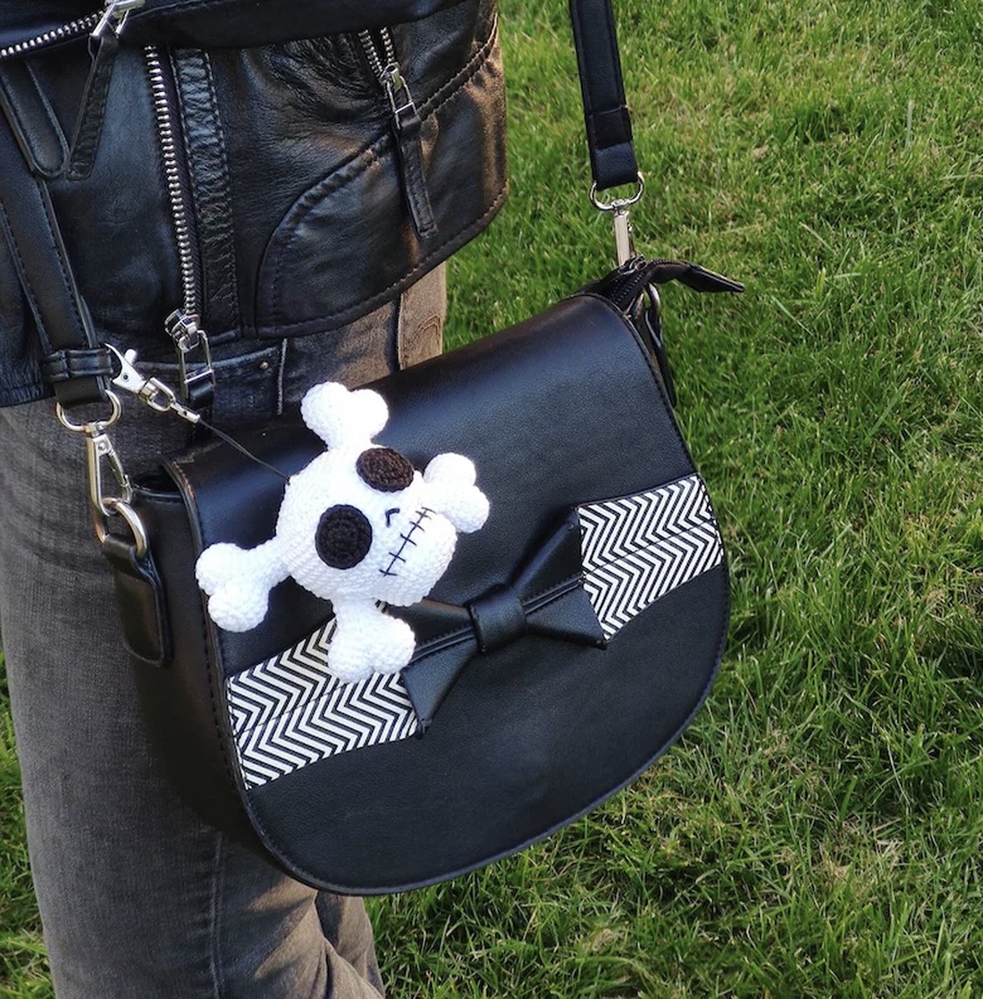 Breloc crosetat Skull - geantă și husă - accesorii genți - breloc - Artynos.ro Breloc crosetat Skull - geantă și husă - accesorii genți - breloc - Artynos.ro