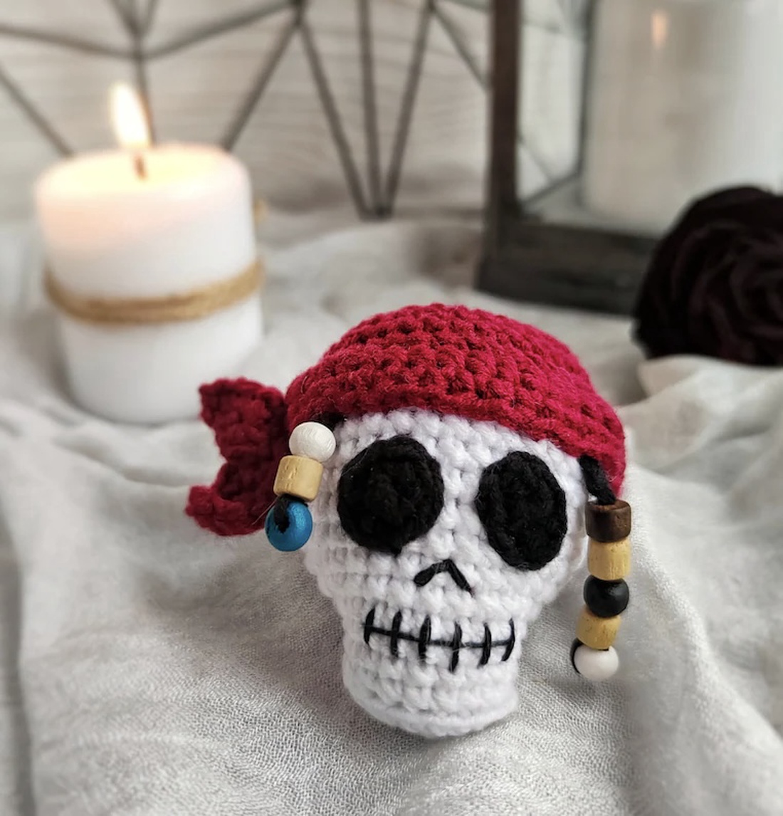 Breloc crosetat Skull - geantă și husă - accesorii genți - breloc - Artynos.ro Breloc crosetat Skull - geantă și husă - accesorii genți - breloc - Artynos.ro