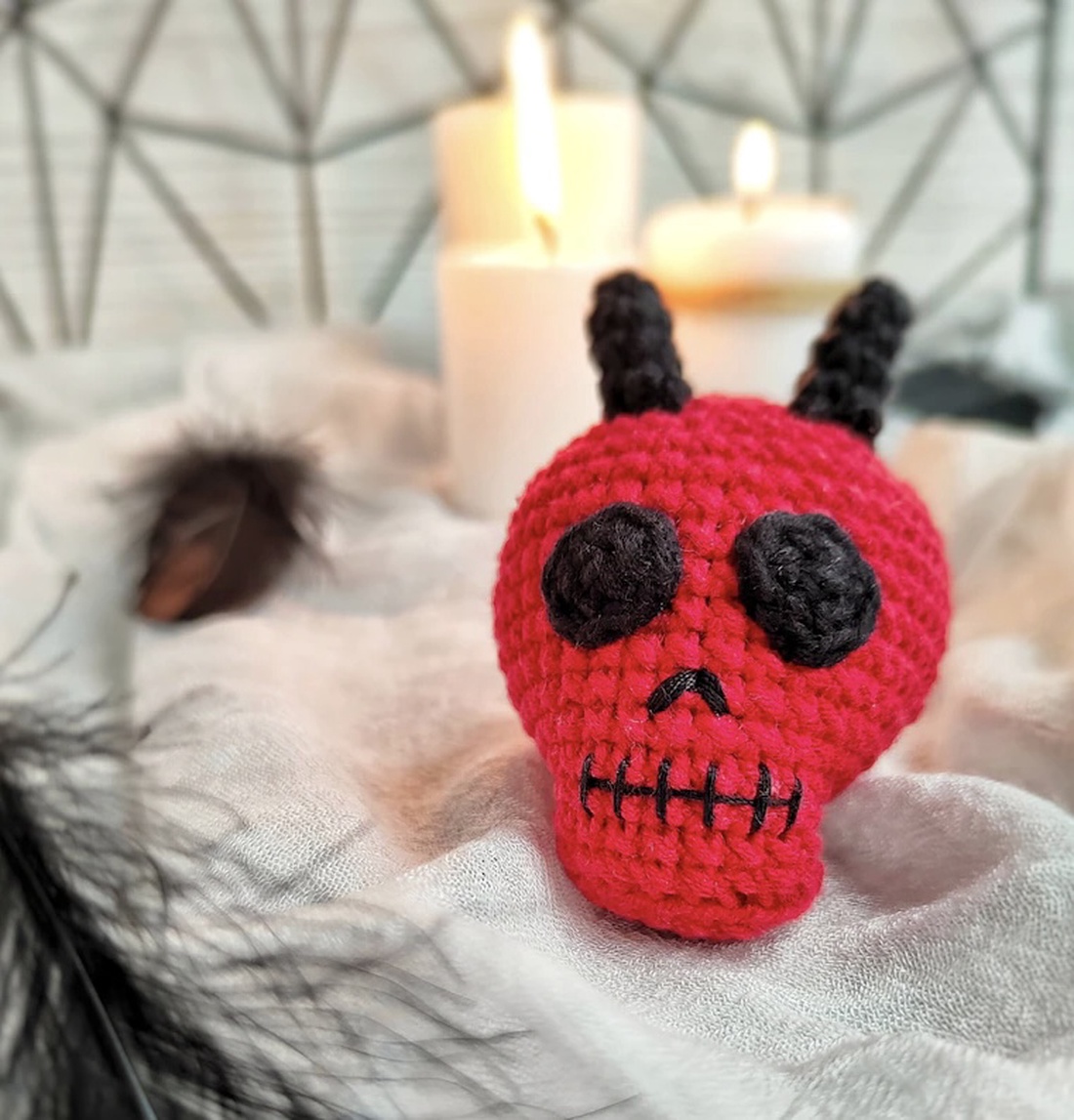 Breloc crosetat Skull - geantă și husă - accesorii genți - breloc - Artynos.ro Breloc crosetat Skull - geantă și husă - accesorii genți - breloc - Artynos.ro