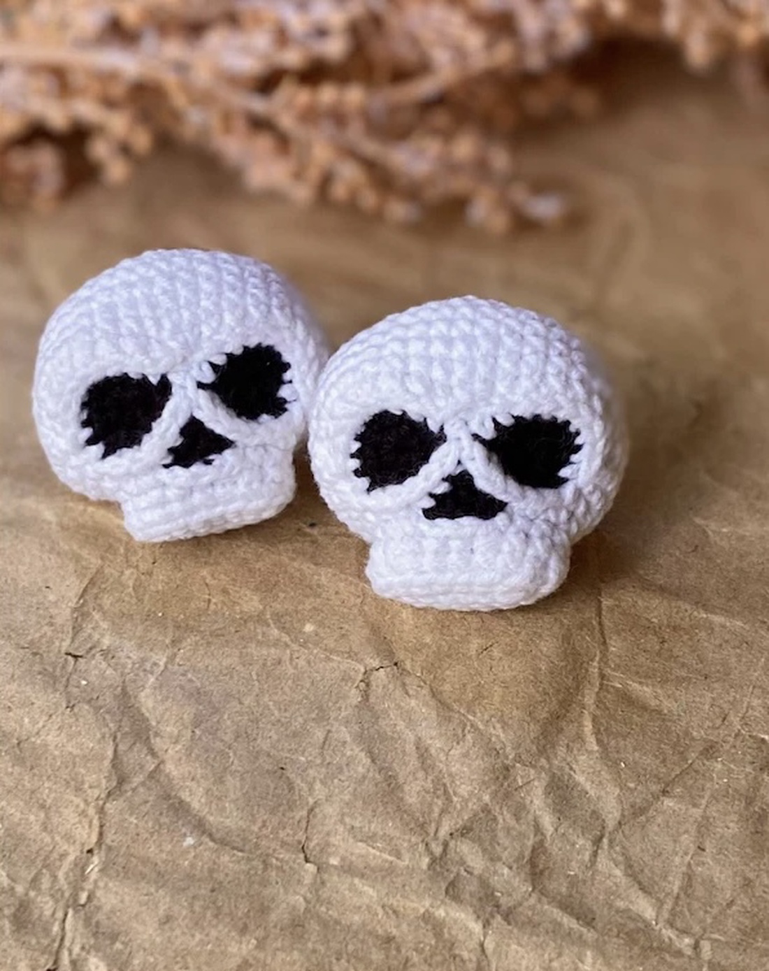 Breloc crosetat Skull - geantă și husă - accesorii genți - breloc - Artynos.ro Breloc crosetat Skull - geantă și husă - accesorii genți - breloc - Artynos.ro