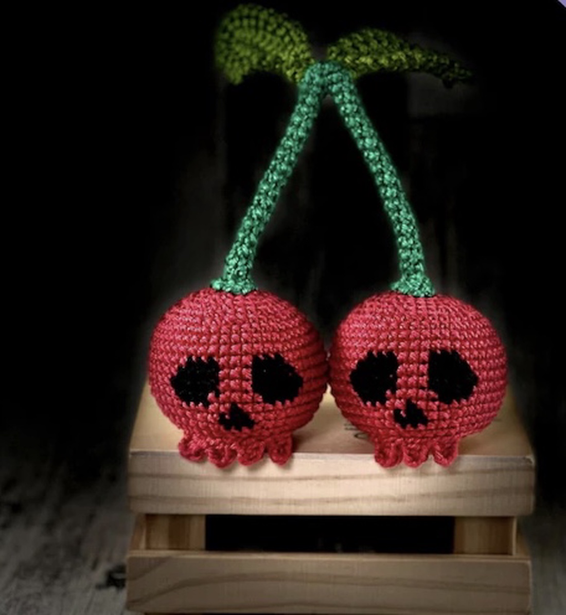 Breloc crosetat Cherry Skull - geantă și husă - accesorii genți - breloc - Artynos.ro Breloc crosetat Cherry Skull - geantă și husă - accesorii genți - breloc - Artynos.ro