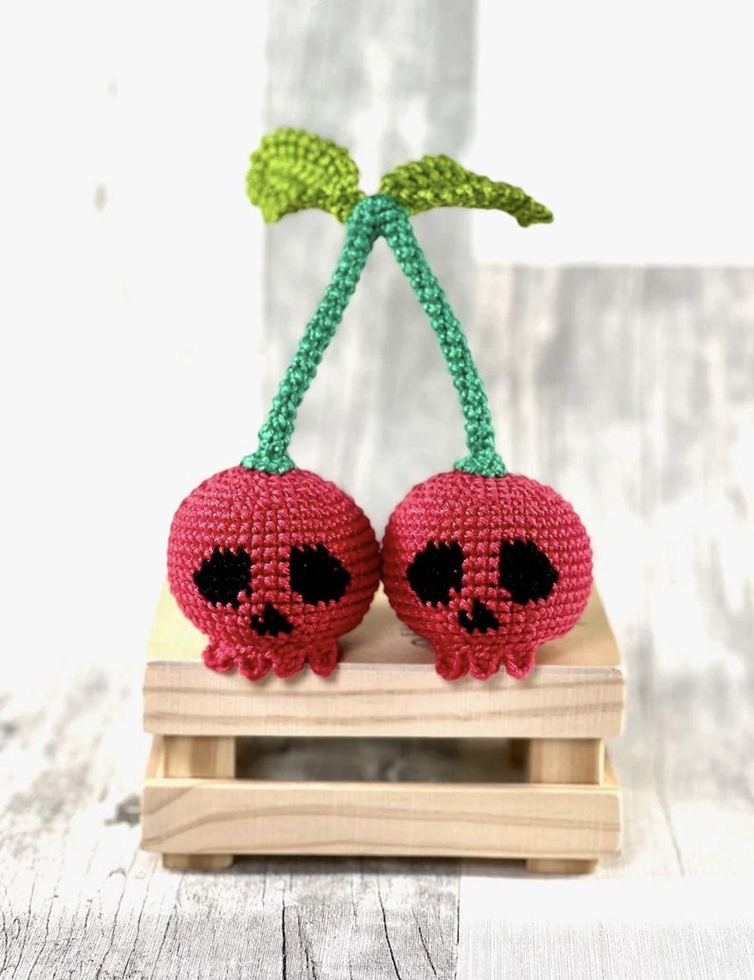 Breloc crosetat Cherry Skull - geantă și husă - accesorii genți - breloc - Artynos.ro Breloc crosetat Cherry Skull - geantă și husă - accesorii genți - breloc - Artynos.ro