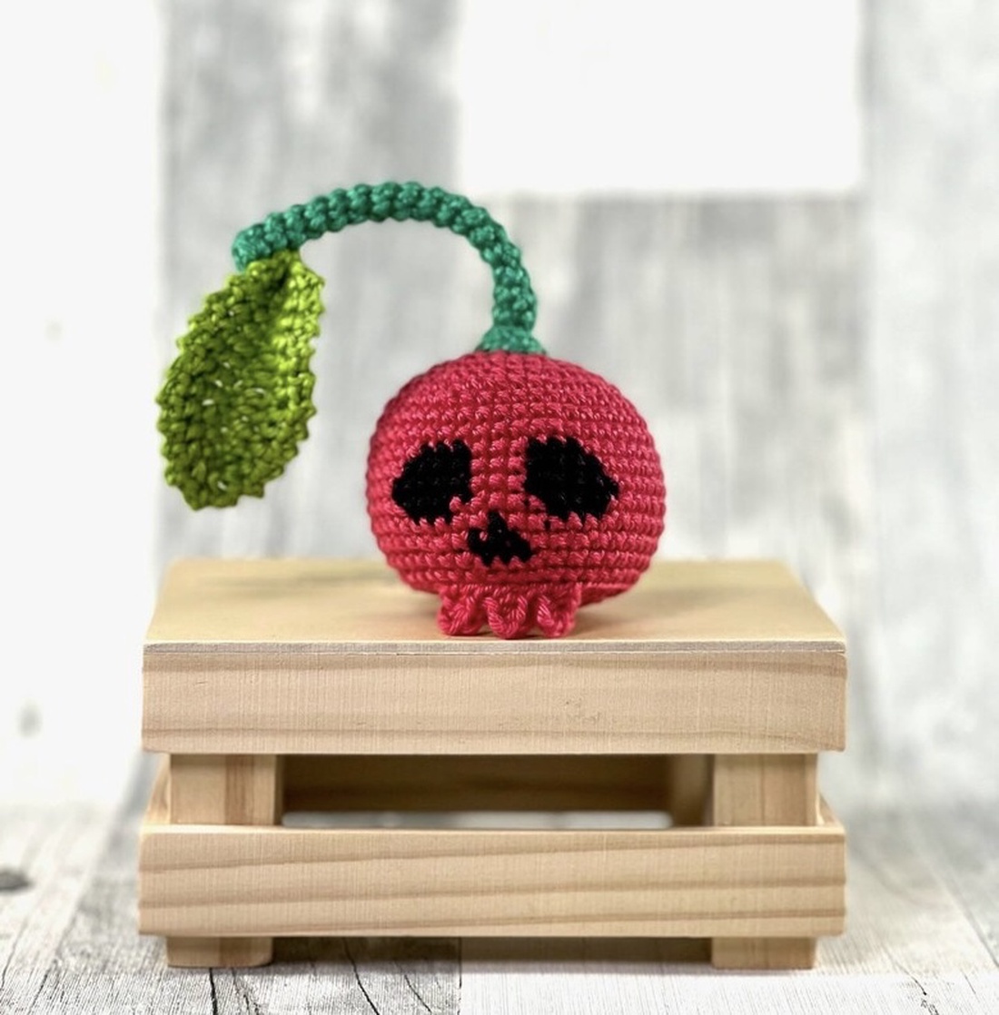 Breloc crosetat Cherry Skull - geantă și husă - accesorii genți - breloc - Artynos.ro Breloc crosetat Cherry Skull - geantă și husă - accesorii genți - breloc - Artynos.ro