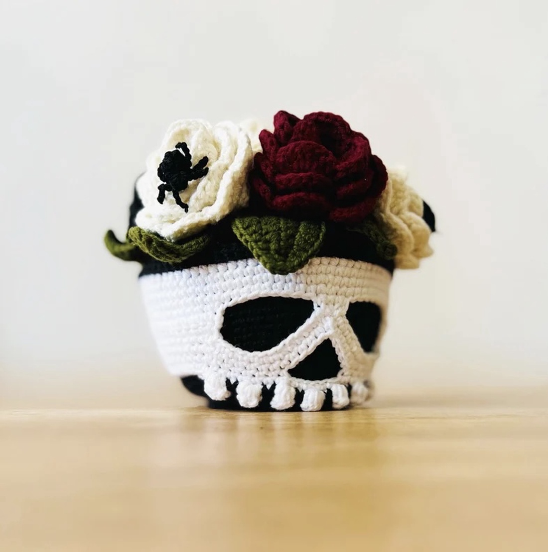 Breloc crosetat Skull craniu floral - jucării și echipamente pentru copii - plușuri - păpușă croșetată, păpușă de pluș - Artynos.ro Breloc crosetat Skull craniu floral - jucării și echipamente pentru copii - plușuri - păpușă croșetată, păpușă de pluș - Artynos.ro