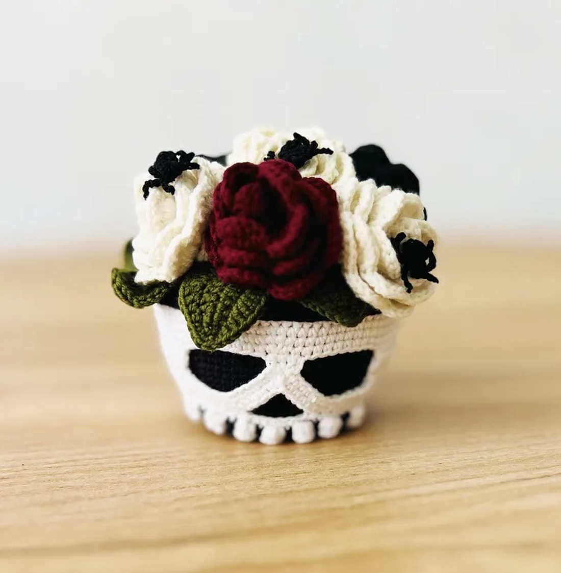Breloc crosetat Skull craniu floral - jucării și echipamente pentru copii - plușuri - păpușă croșetată, păpușă de pluș - Artynos.ro Breloc crosetat Skull craniu floral - jucării și echipamente pentru copii - plușuri - păpușă croșetată, păpușă de pluș - Artynos.ro