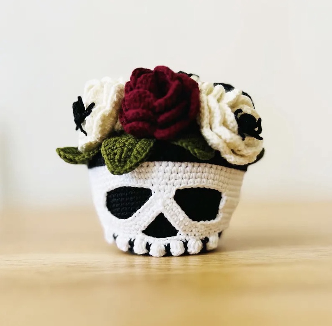 Breloc crosetat Skull craniu floral - jucării și echipamente pentru copii - plușuri - păpușă croșetată, păpușă de pluș - Artynos.ro Breloc crosetat Skull craniu floral - jucării și echipamente pentru copii - plușuri - păpușă croșetată, păpușă de pluș - Artynos.ro