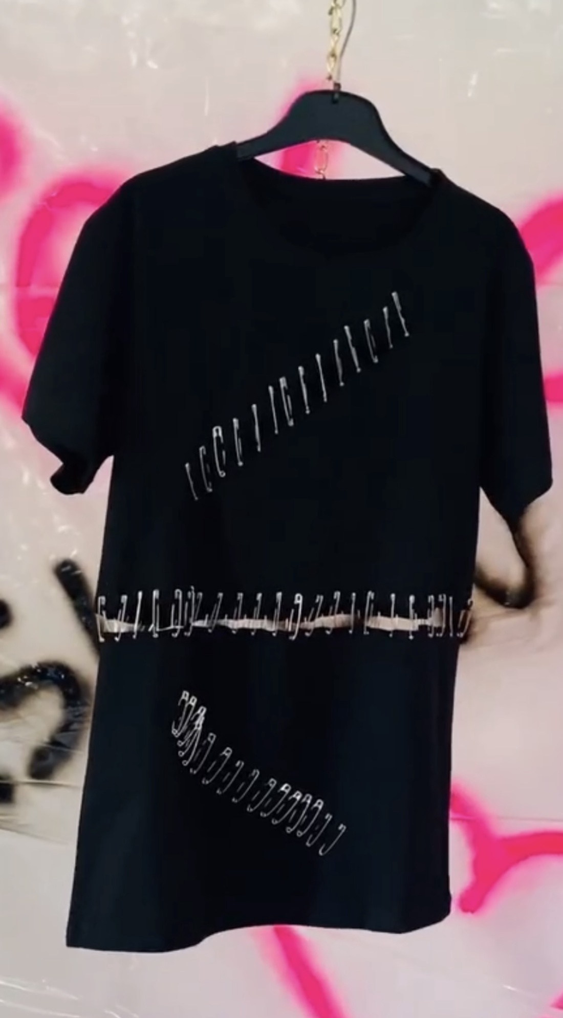 Tricou unisex cu lanturi - îmbrăcăminte și modă - haine damă - tricou și top de damă - Artynos.ro Tricou unisex cu lanturi - îmbrăcăminte și modă - haine damă - tricou și top de damă - Artynos.ro