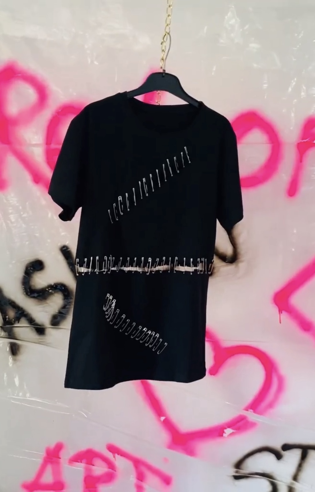 Tricou unisex cu lanturi - îmbrăcăminte și modă - haine damă - tricou și top de damă - Artynos.ro Tricou unisex cu lanturi - îmbrăcăminte și modă - haine damă - tricou și top de damă - Artynos.ro