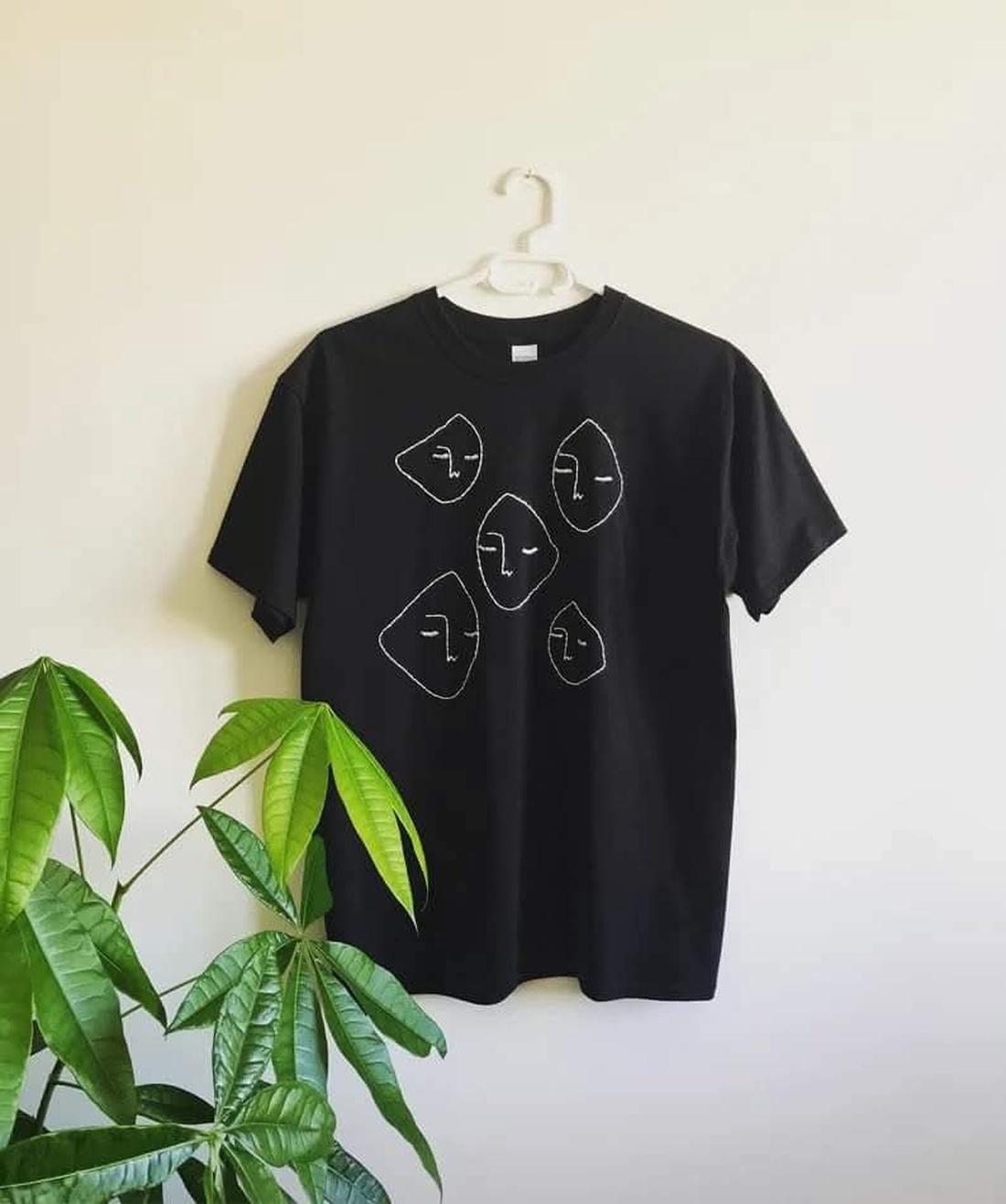 Tricou unisex brodat manual - îmbrăcăminte și modă - haine damă - tricou și top de damă - Artynos.ro Tricou unisex brodat manual - îmbrăcăminte și modă - haine damă - tricou și top de damă - Artynos.ro