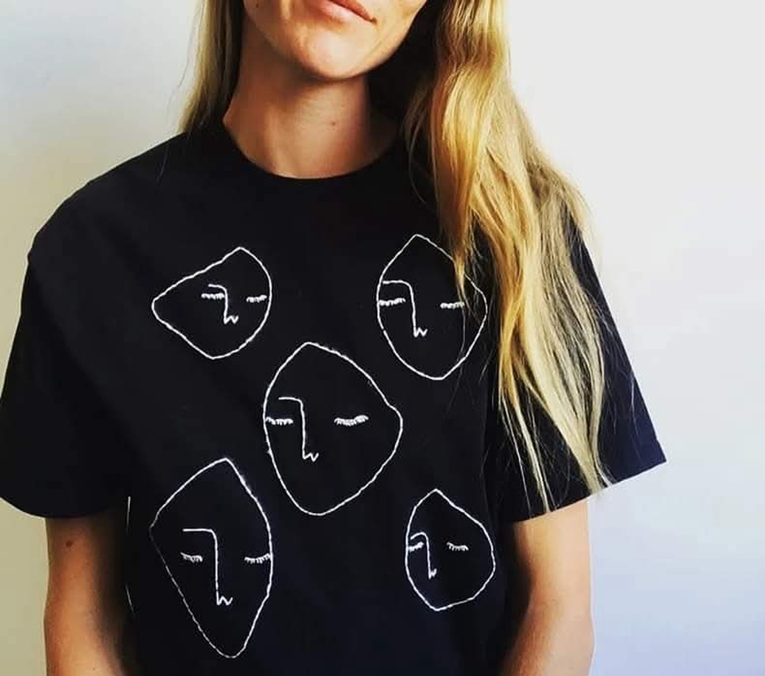 Tricou unisex brodat manual - îmbrăcăminte și modă - haine damă - tricou și top de damă - Artynos.ro Tricou unisex brodat manual - îmbrăcăminte și modă - haine damă - tricou și top de damă - Artynos.ro