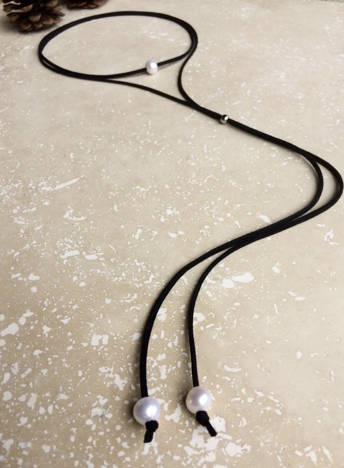 Colier tip choker din piele suede si perle - bijuterii - coliere - coliere lungi - Artynos.ro Colier tip choker din piele suede si perle - bijuterii - coliere - coliere lungi - Artynos.ro