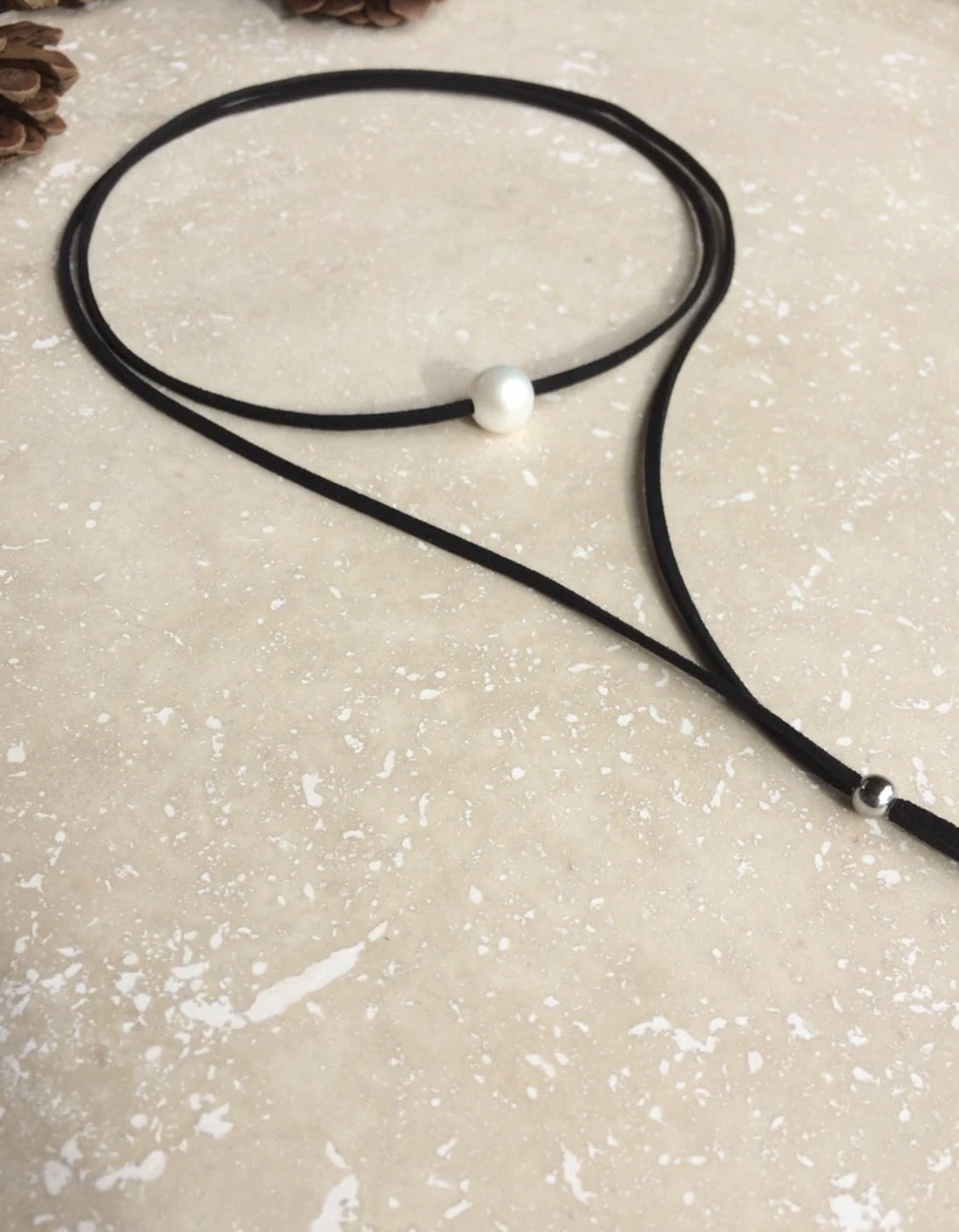 Colier tip choker din piele suede si perle - bijuterii - coliere - coliere lungi - Artynos.ro Colier tip choker din piele suede si perle - bijuterii - coliere - coliere lungi - Artynos.ro