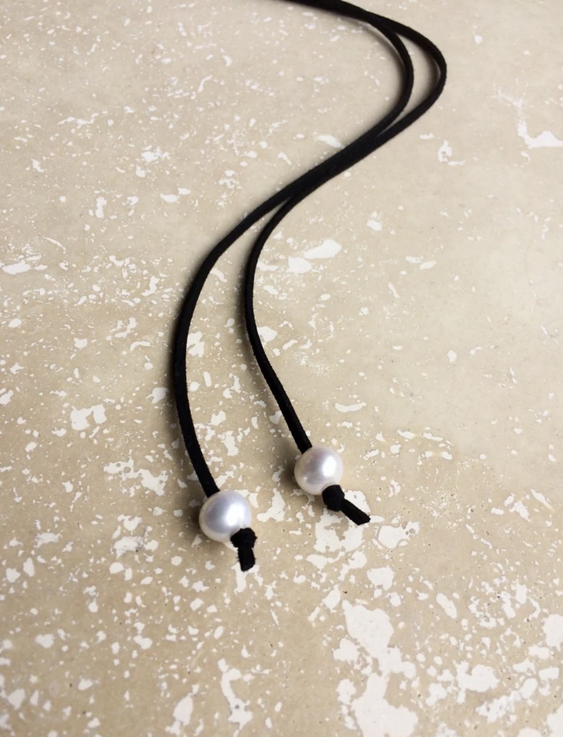 Colier tip choker din piele suede si perle - bijuterii - coliere - coliere lungi - Artynos.ro Colier tip choker din piele suede si perle - bijuterii - coliere - coliere lungi - Artynos.ro