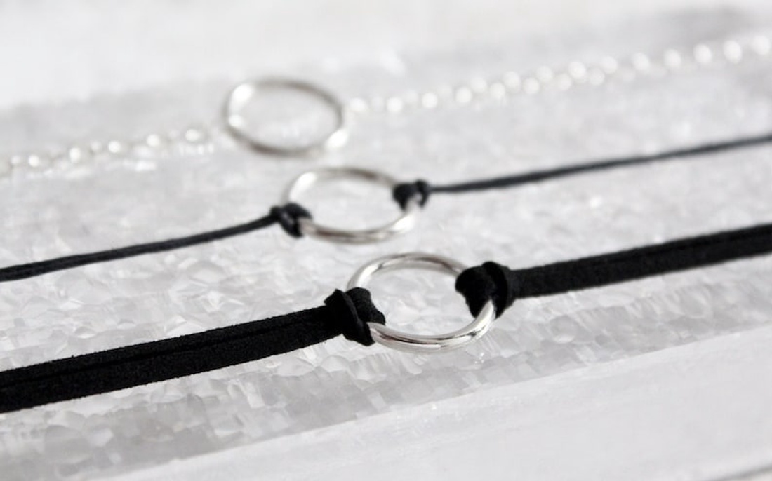 Colier tip choker din piele suede si lant - bijuterii - coliere - coliere lungi - Artynos.ro Colier tip choker din piele suede si lant - bijuterii - coliere - coliere lungi - Artynos.ro