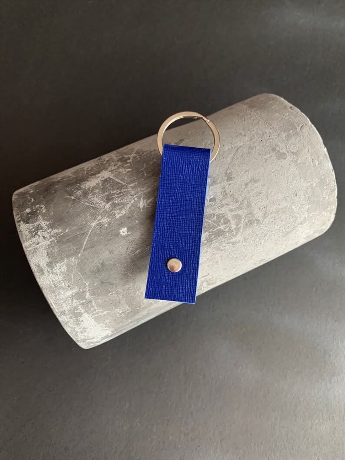 Breloc din piele naturala - geantă și husă - accesorii genți - breloc - Artynos.ro Breloc din piele naturala - geantă și husă - accesorii genți - breloc - Artynos.ro