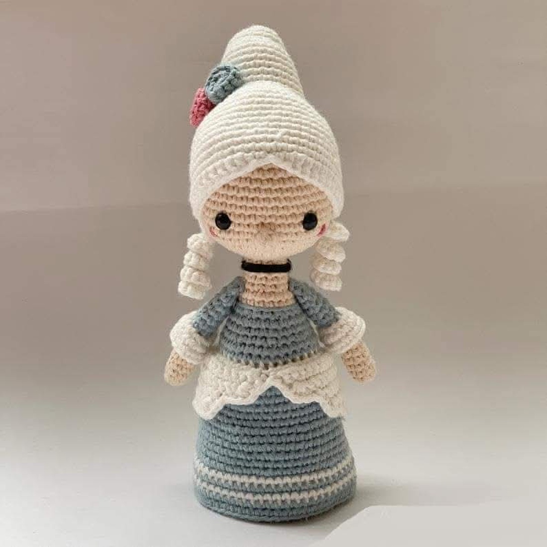 Papusa crosetata Maria Antoaneta - jucării și echipamente pentru copii - plușuri - păpușă croșetată, păpușă de pluș - Artynos.ro Papusa crosetata Maria Antoaneta - jucării și echipamente pentru copii - plușuri - păpușă croșetată, păpușă de pluș - Artynos.ro