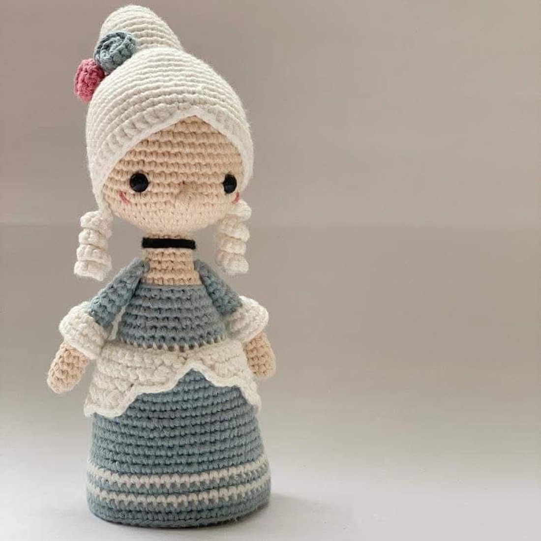 Papusa crosetata Maria Antoaneta - jucării și echipamente pentru copii - plușuri - păpușă croșetată, păpușă de pluș - Artynos.ro Papusa crosetata Maria Antoaneta - jucării și echipamente pentru copii - plușuri - păpușă croșetată, păpușă de pluș - Artynos.ro