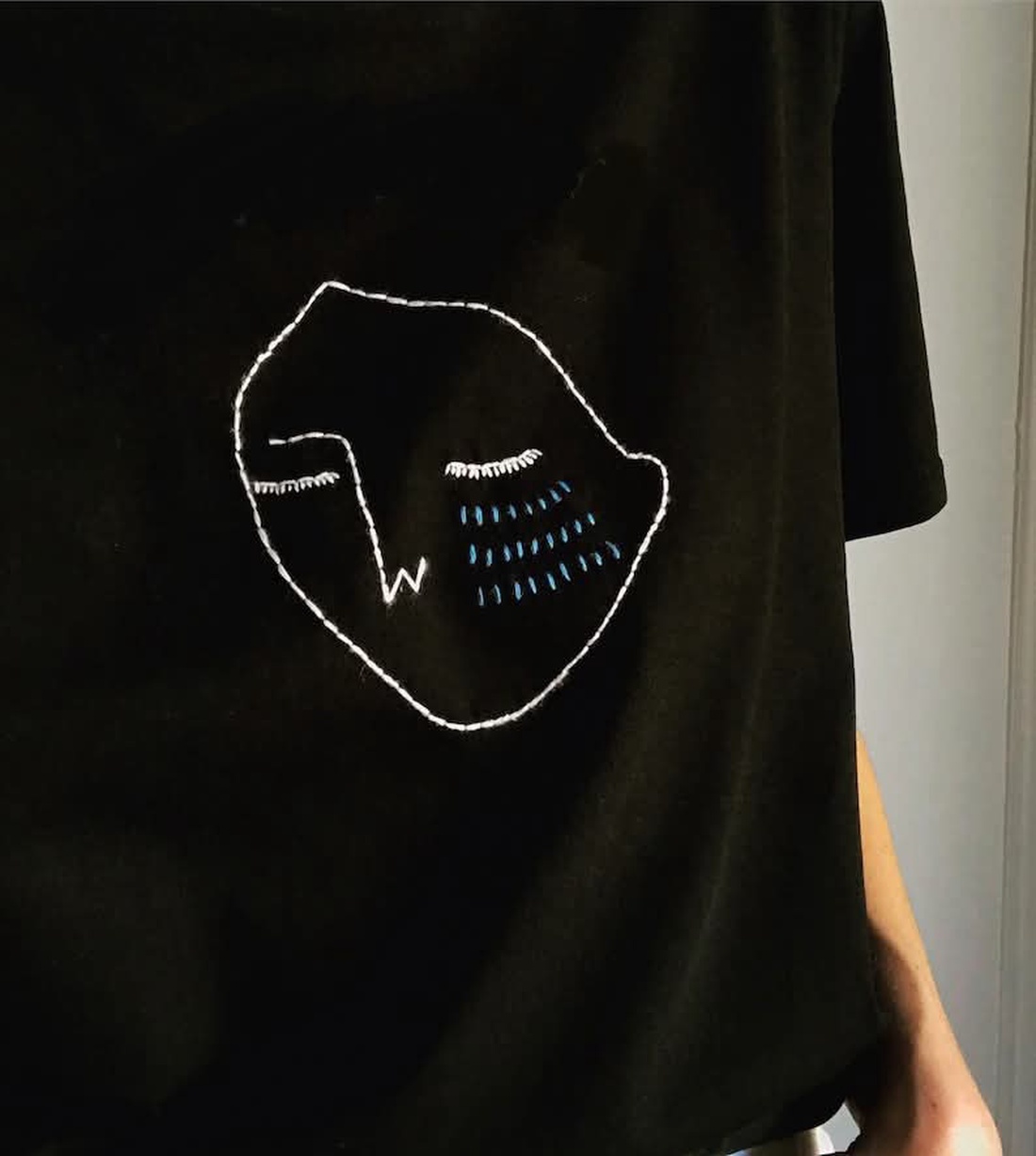 Tricou unisex brodat manual - îmbrăcăminte și modă - haine damă - tricou și top de damă - Artynos.ro Tricou unisex brodat manual - îmbrăcăminte și modă - haine damă - tricou și top de damă - Artynos.ro