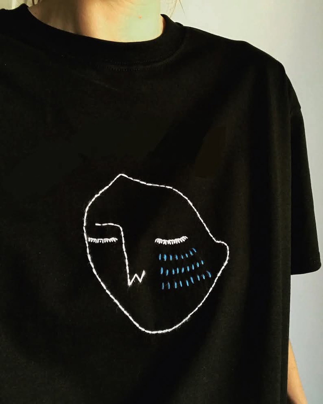 Tricou unisex brodat manual - îmbrăcăminte și modă - haine damă - tricou și top de damă - Artynos.ro Tricou unisex brodat manual - îmbrăcăminte și modă - haine damă - tricou și top de damă - Artynos.ro